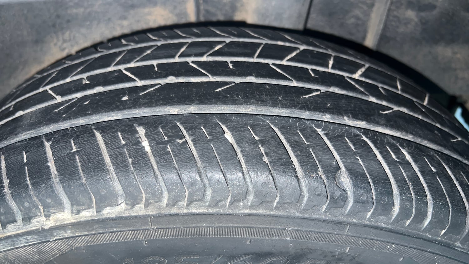 Used 2021 Nissan Magnite XE Petrol Manual tyres LEFT REAR TYRE TREAD VIEW