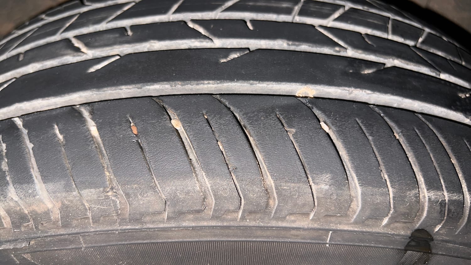 Used 2024 Nissan Magnite XL AMT Petrol Automatic tyres LEFT REAR TYRE TREAD VIEW
