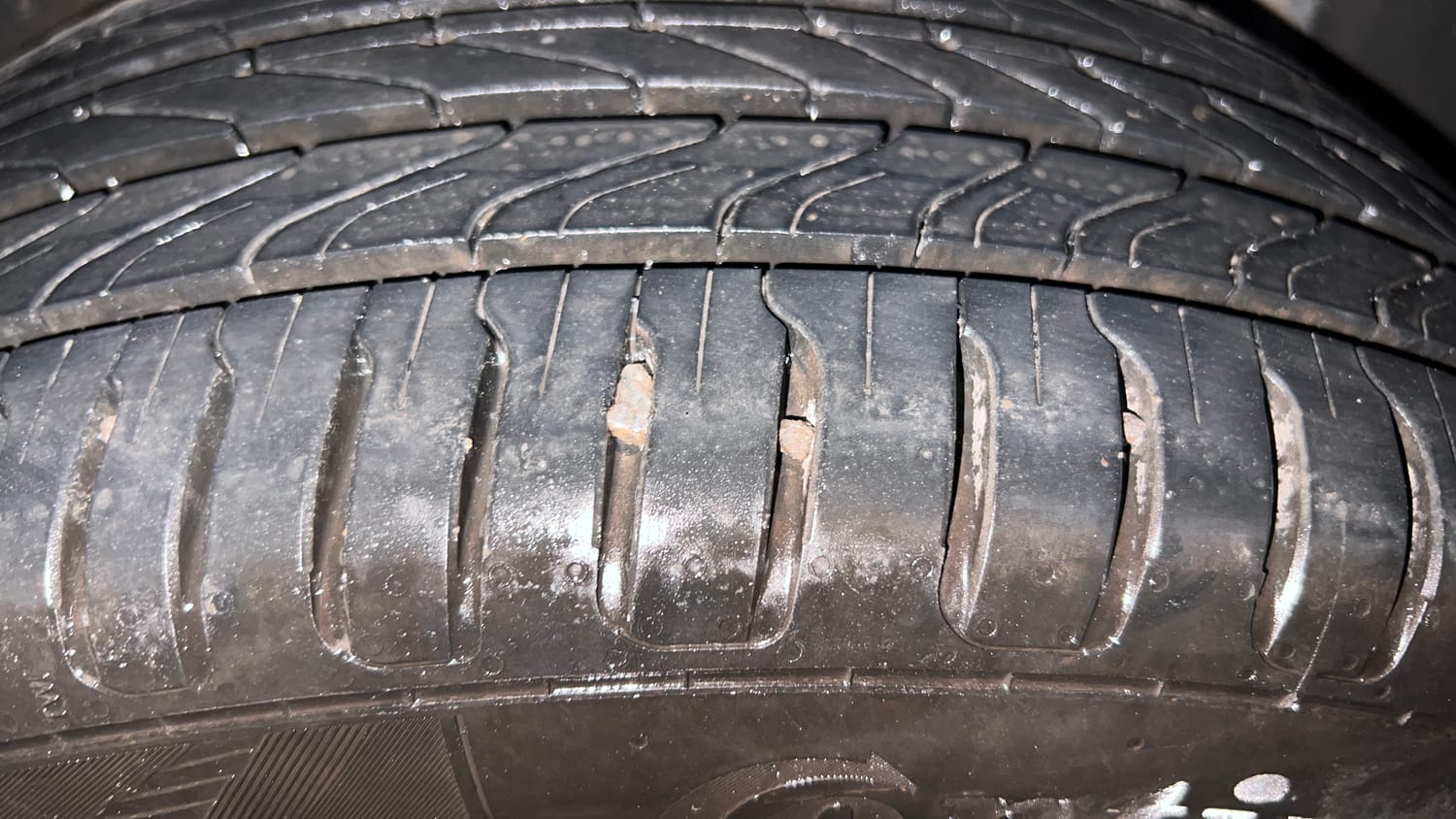 Used 2023 Volkswagen Taigun Topline 1.0 TSI AT Petrol Automatic tyres LEFT REAR TYRE TREAD VIEW