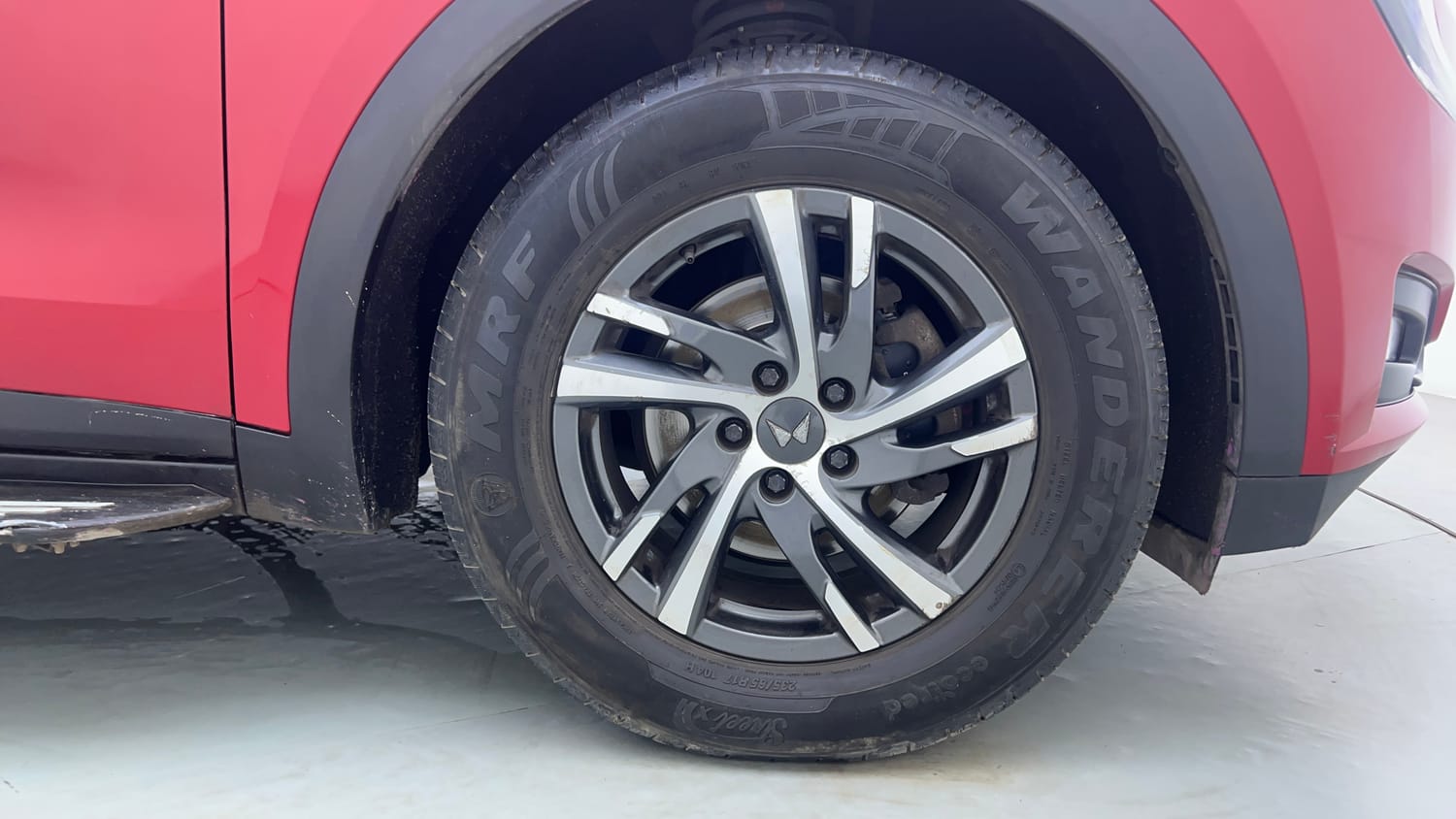 Used 2022 Mahindra XUV700 AX 5 Petrol AT 5 STR Petrol Automatic tyres RIGHT FRONT TYRE RIM VIEW