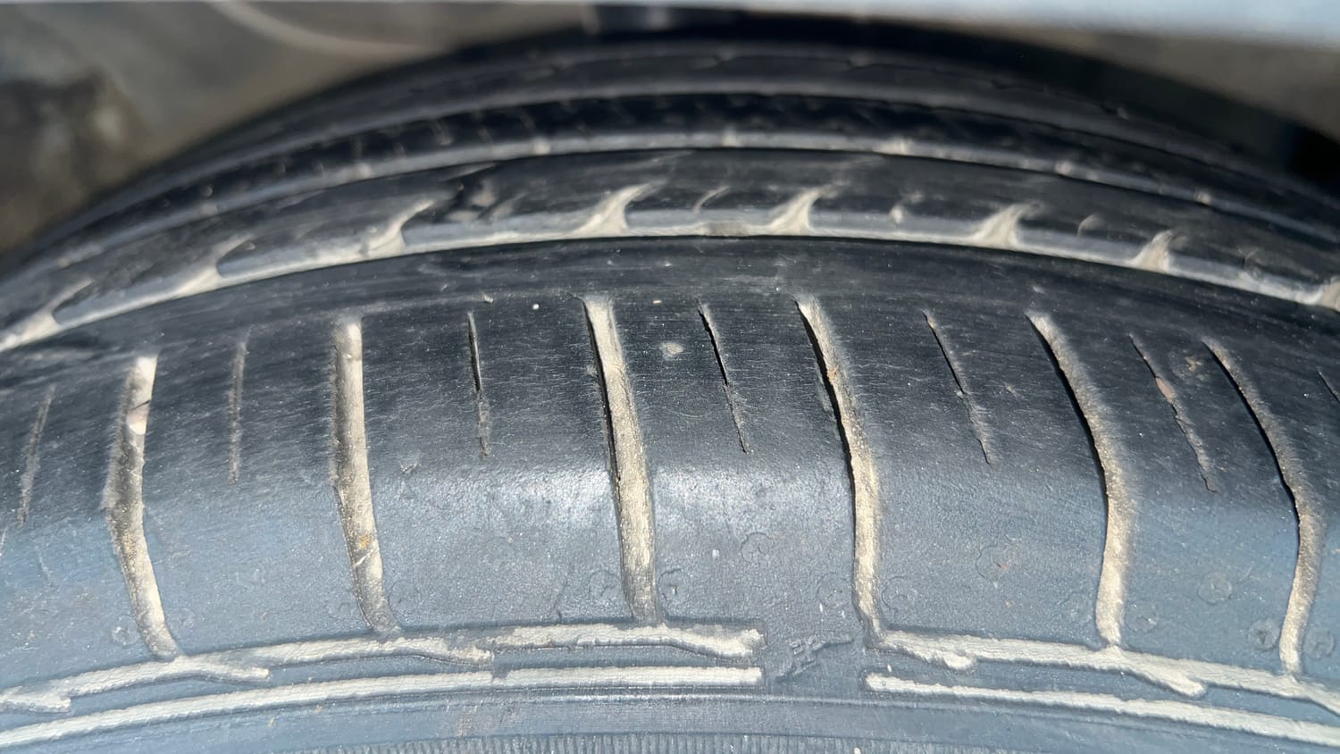 Used 2022 Kia Seltos GTX Plus 1.5 Diesel AT Diesel Automatic tyres RIGHT FRONT TYRE TREAD VIEW