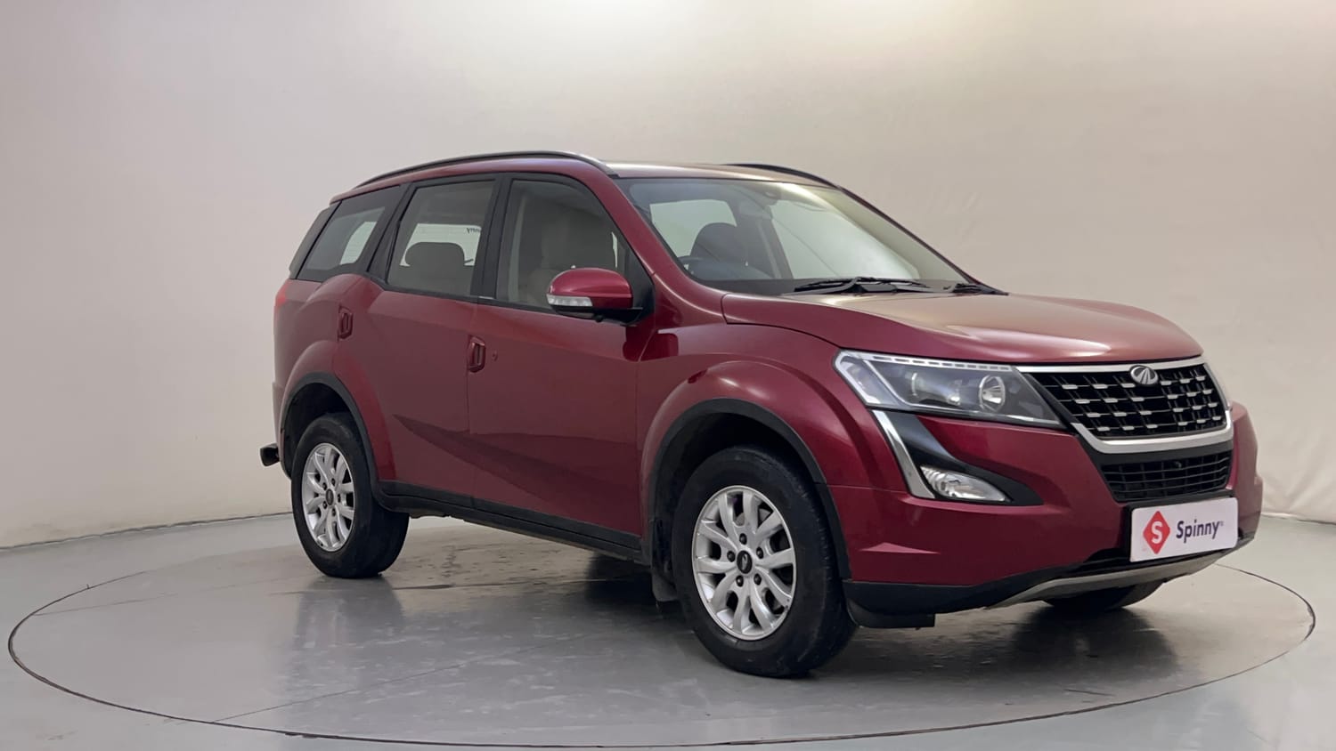 Used 2019 Mahindra XUV500 W9 AT Diesel Automatic exterior RIGHT FRONT CORNER VIEW