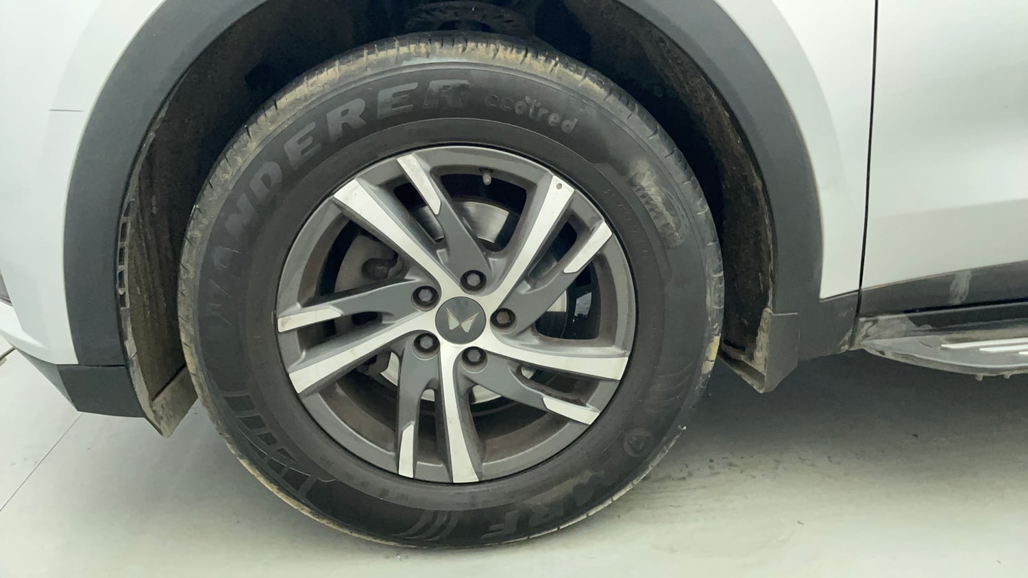 Used 2022 Mahindra XUV700 AX 5 Petrol AT 5 STR Petrol Automatic tyres LEFT FRONT TYRE RIM VIEW