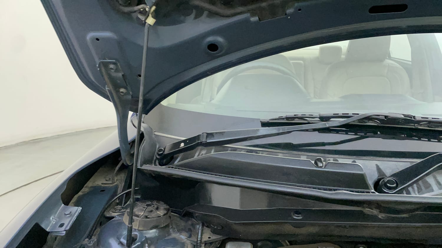 Used 2018 Maruti Suzuki Dzire VXi AMT Petrol Automatic engine ENGINE RIGHT SIDE HINGE & APRON VIEW