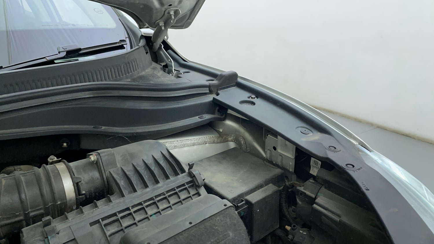 Used 2022 Mahindra XUV700 AX 5 Petrol AT 5 STR Petrol Automatic engine ENGINE LEFT SIDE HINGE & APRON VIEW