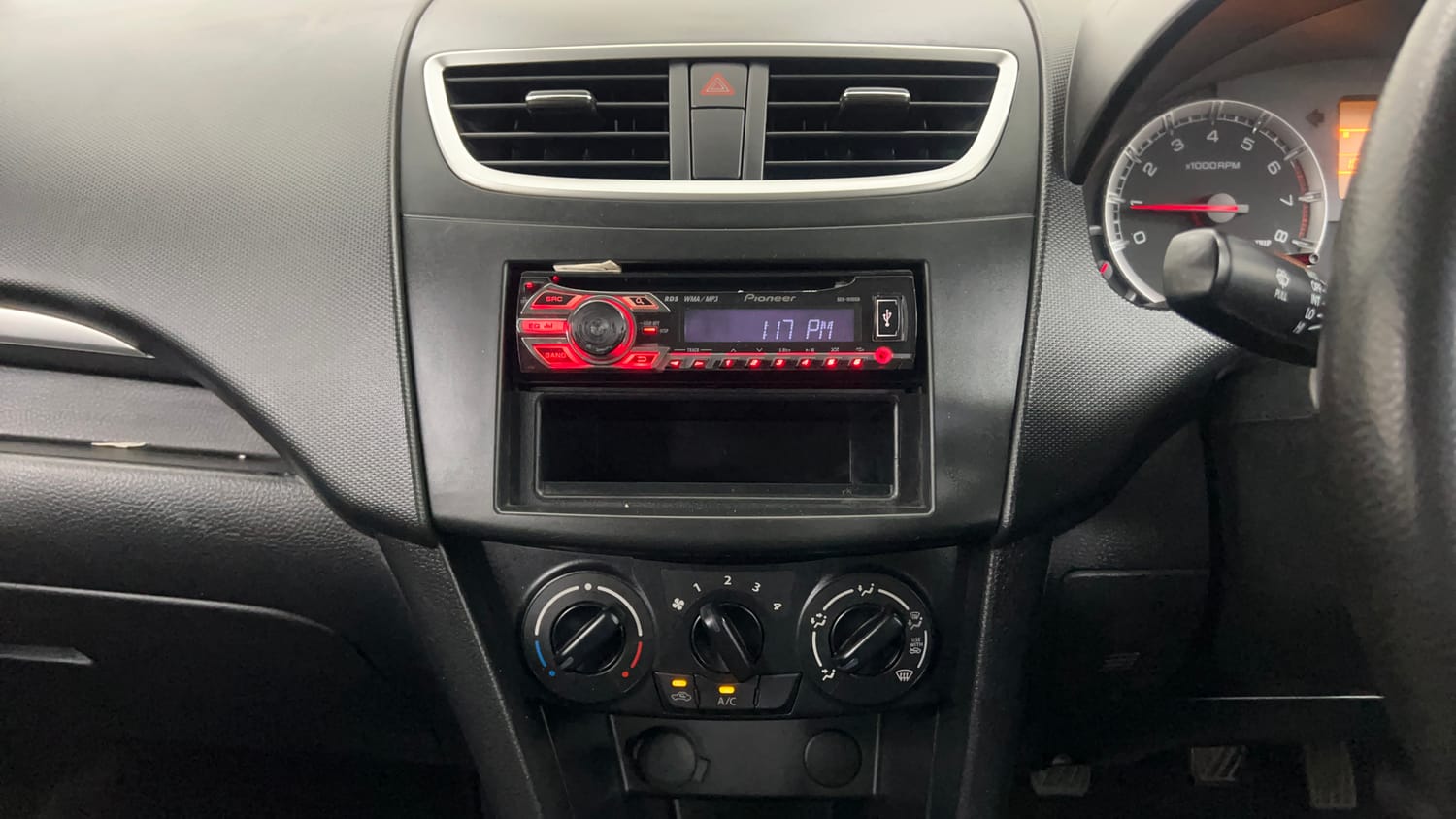 Used 2013 Maruti Suzuki Swift VXi Petrol Manual interior MUSIC SYSTEM & AC CONTROL VIEW