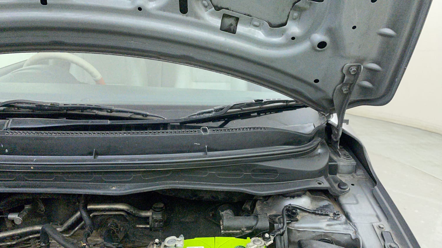 Used 2012 Hyundai i20 Sportz 1.2 Petrol Manual engine ENGINE LEFT SIDE HINGE & APRON VIEW