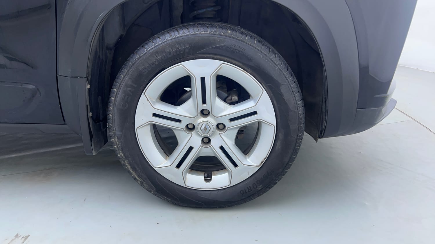 Used 2024 Renault Kiger RXT AMT Petrol Automatic tyres RIGHT FRONT TYRE RIM VIEW