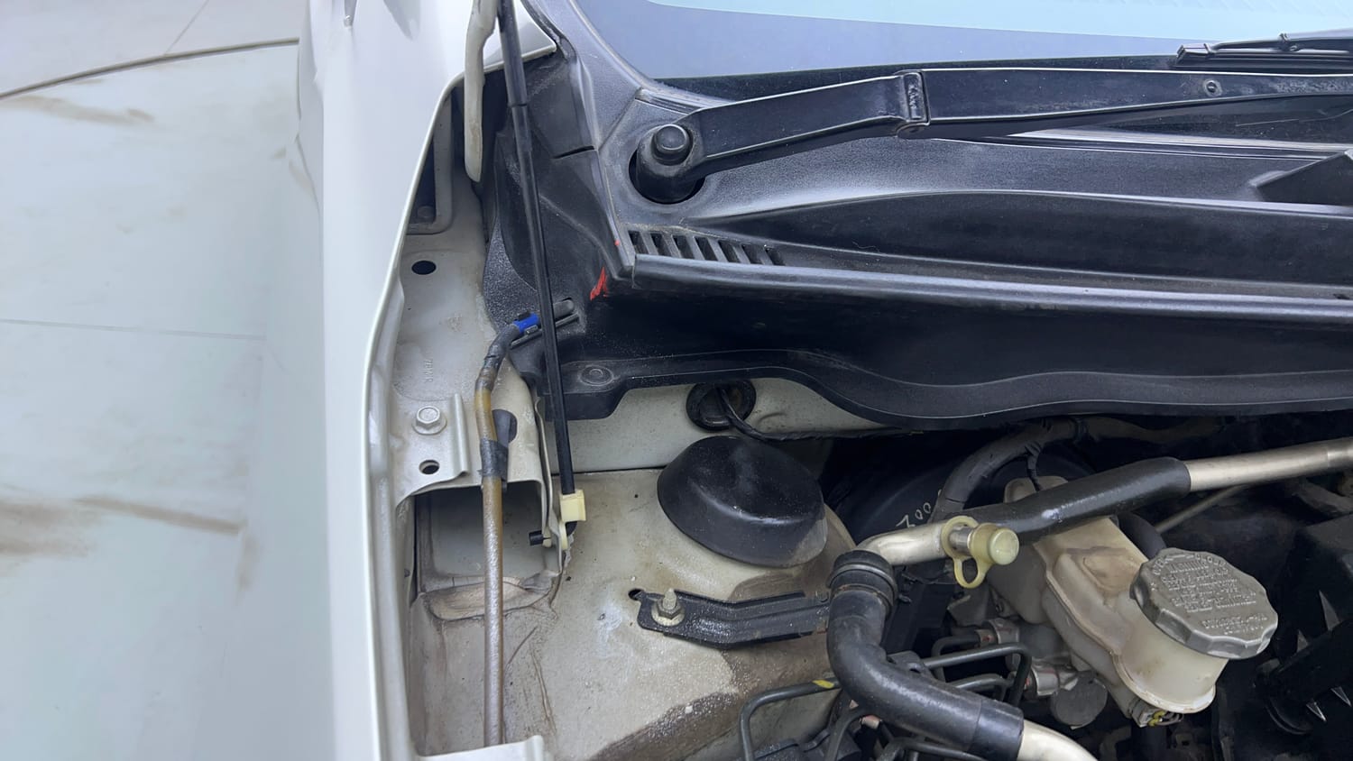 Used 2017 Maruti Suzuki Celerio ZXI (O) AMT Petrol Automatic engine ENGINE RIGHT SIDE HINGE & APRON VIEW