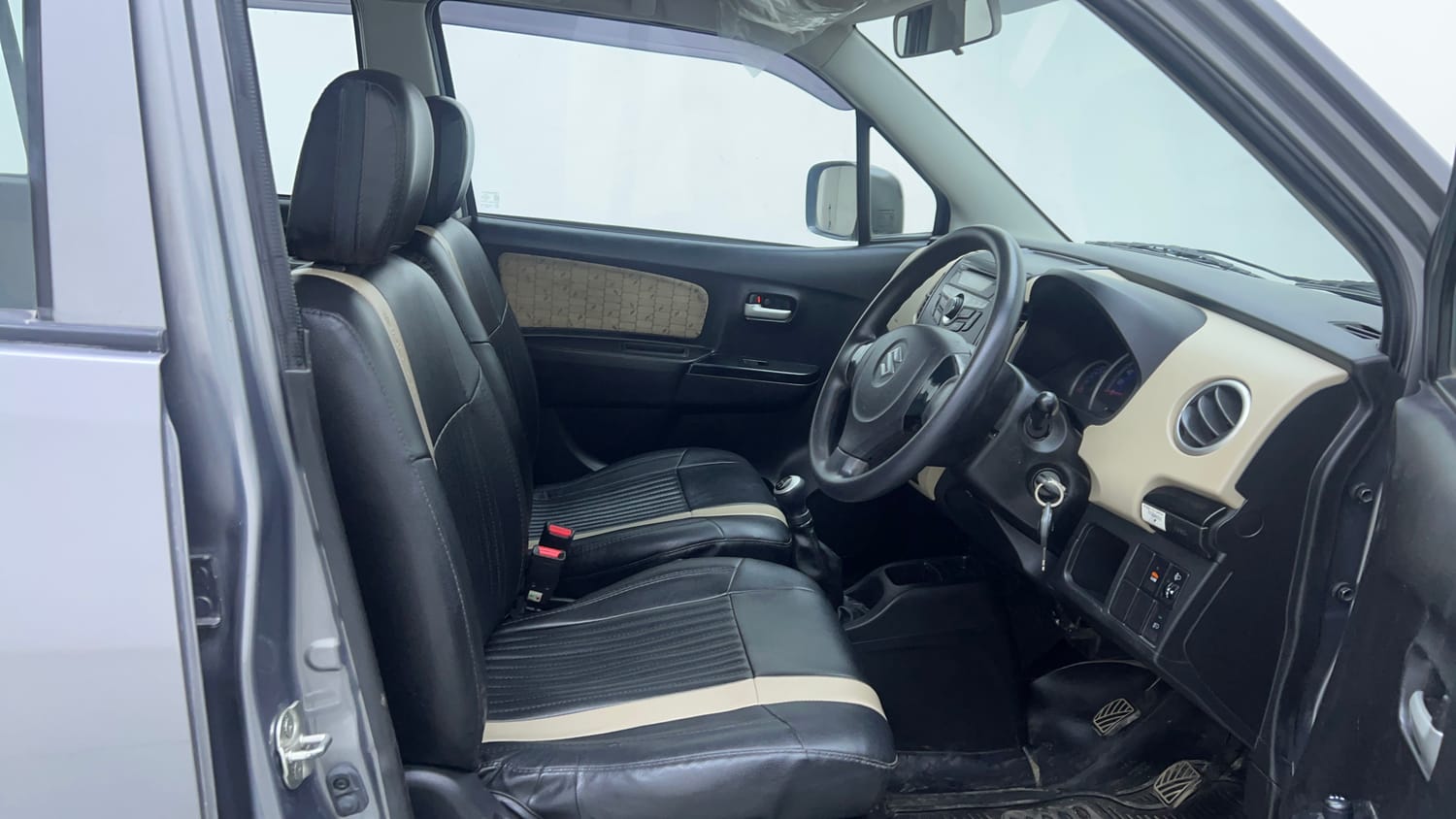 Used 2017 Maruti Suzuki Wagon R VXI Petrol Manual interior RIGHT SIDE FRONT DOOR CABIN VIEW