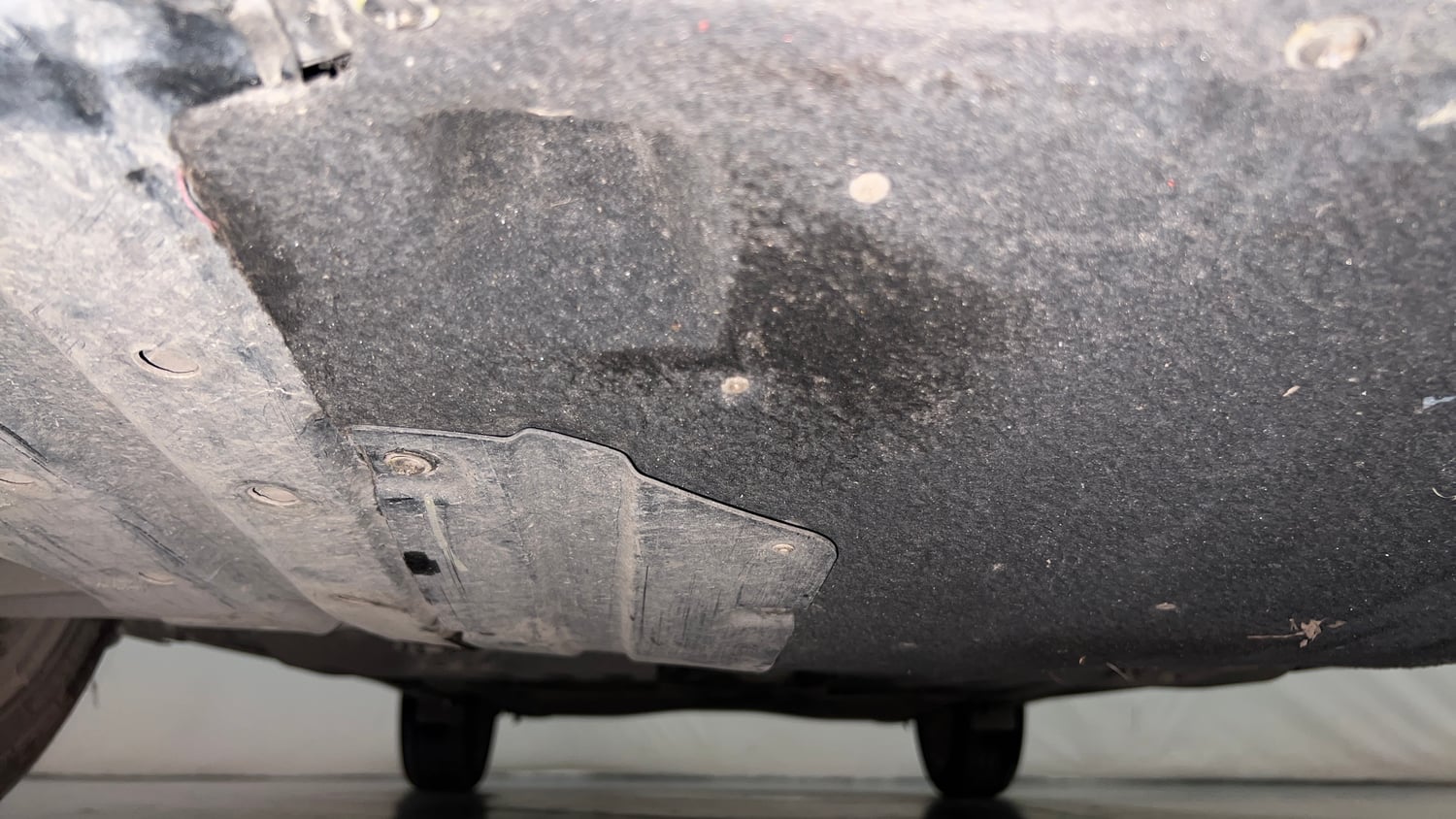 Used 2023 Toyota Glanza V AMT Petrol Automatic extra FRONT LEFT UNDERBODY VIEW
