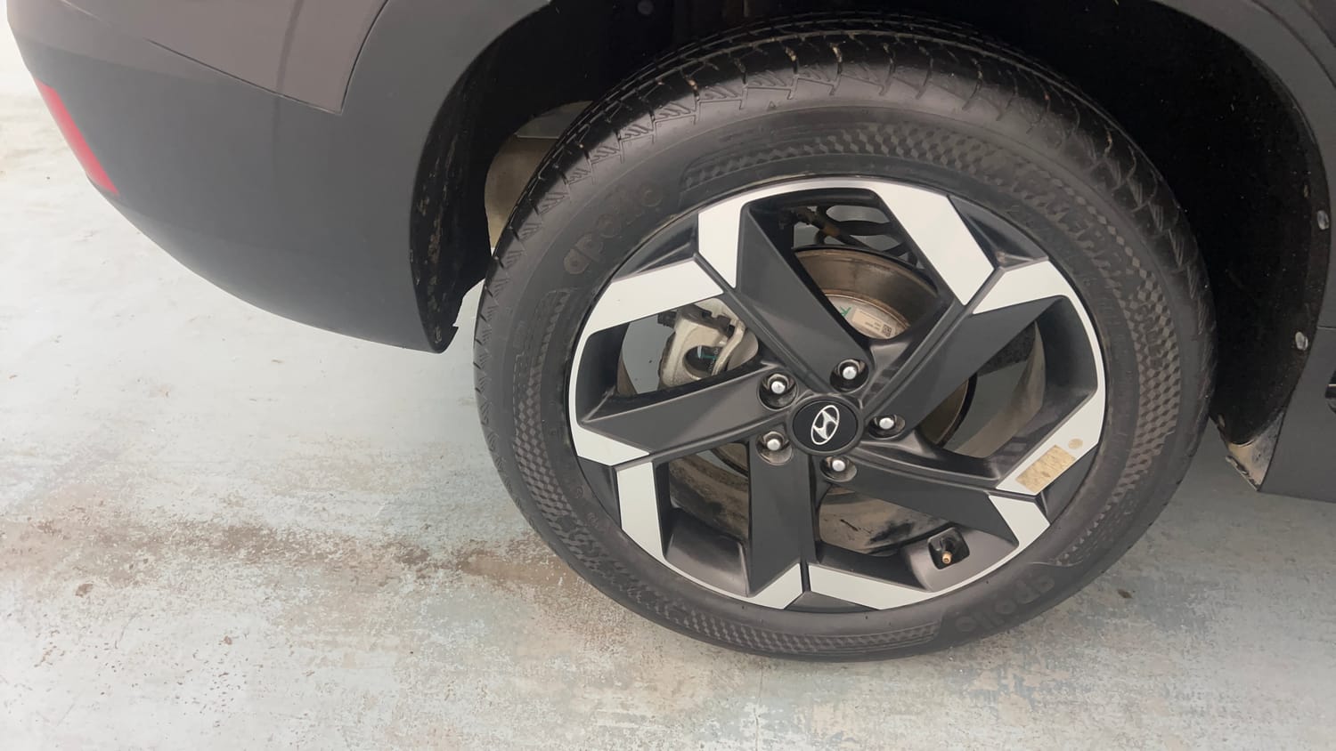 Used 2022 Hyundai Alcazar Signature (O) 7 Seater 1.5 Diesel AT Diesel Automatic tyres RIGHT REAR TYRE RIM VIEW