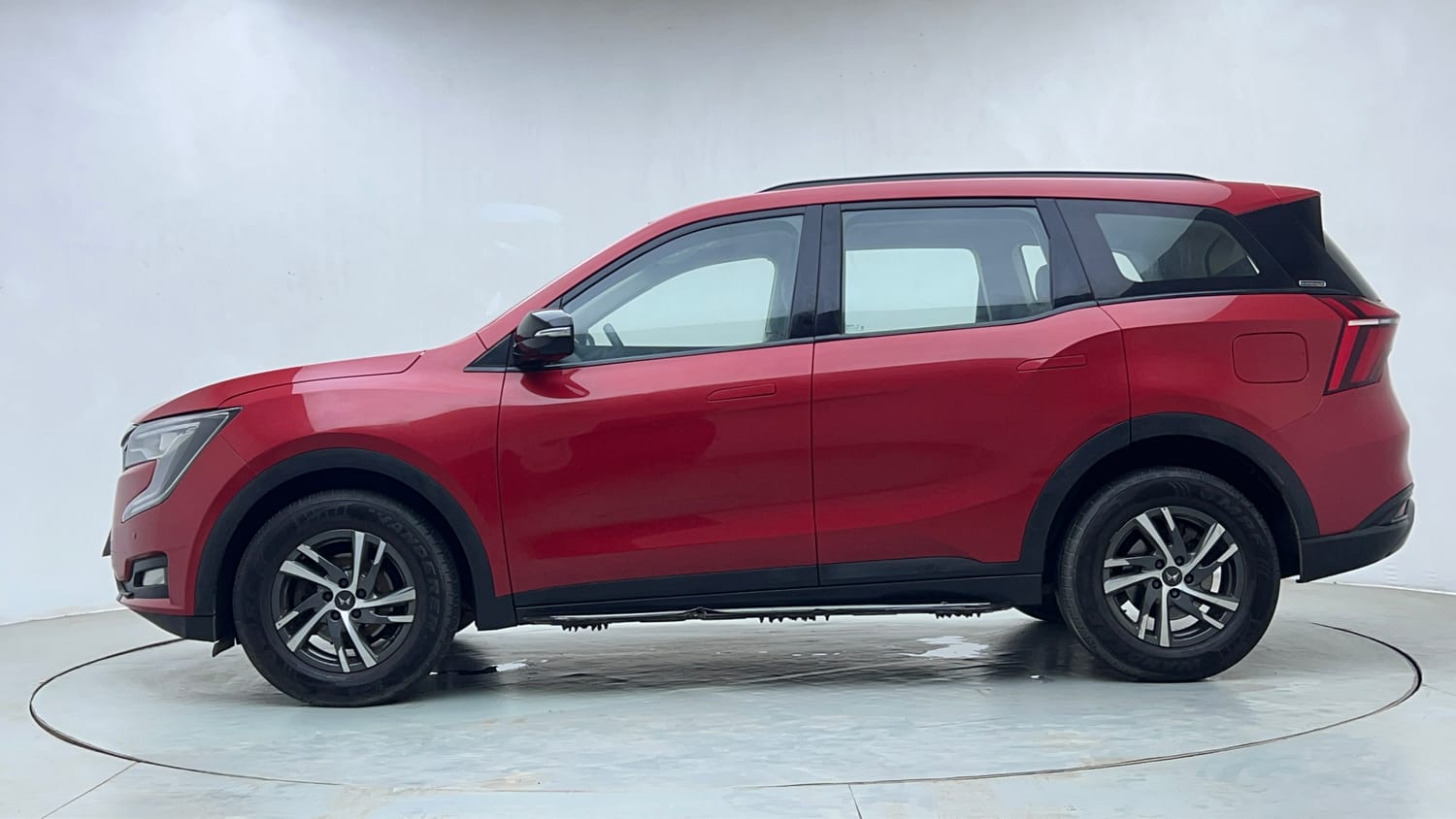Used 2022 Mahindra XUV700 AX 5 Petrol AT 5 STR Petrol Automatic exterior LEFT SIDE VIEW