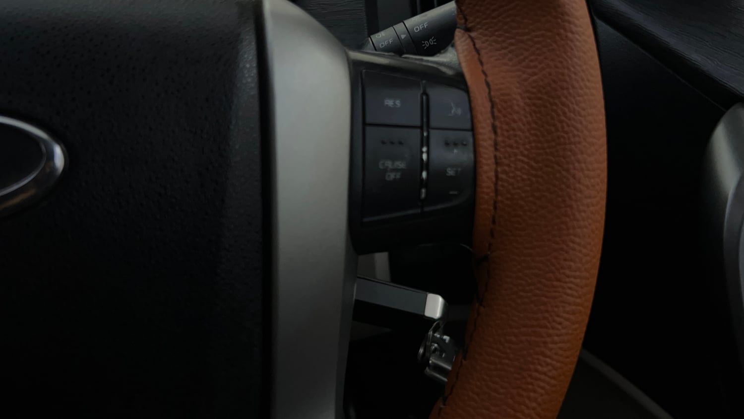 Used 2017 Mahindra XUV500 W10 AT Diesel Automatic top_features Cruise control