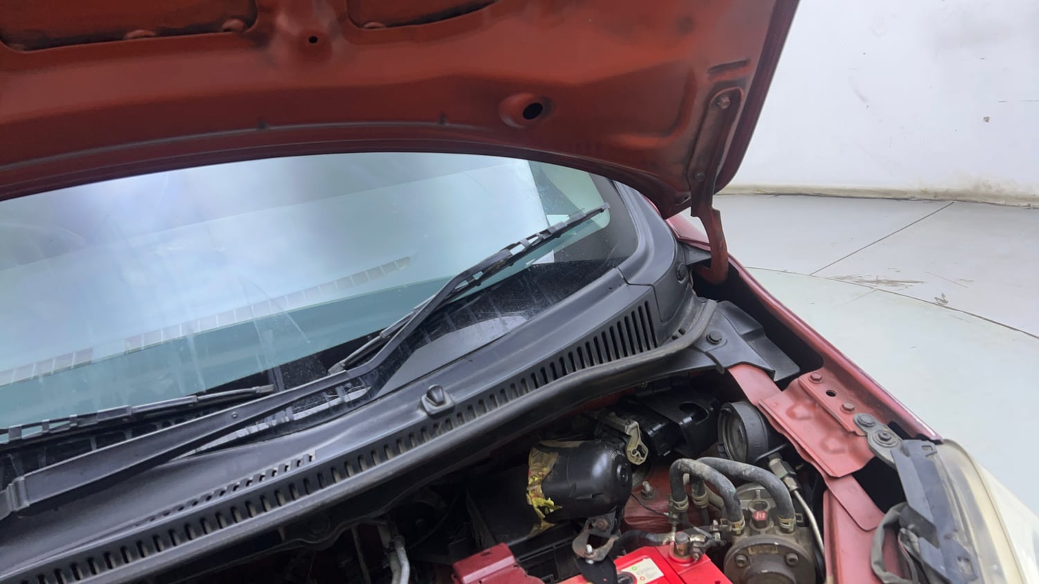 Used 2012 Maruti Suzuki Wagon R 1.0 LXi CNG Cng Manual engine ENGINE LEFT SIDE HINGE & APRON VIEW
