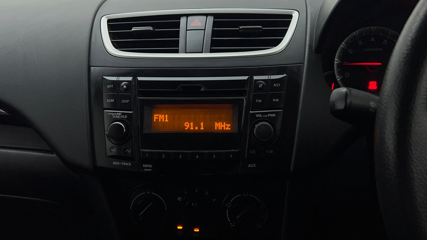 Used 2015 Maruti Suzuki Swift VXi Petrol Manual top_features Integrated (in-dash) music system