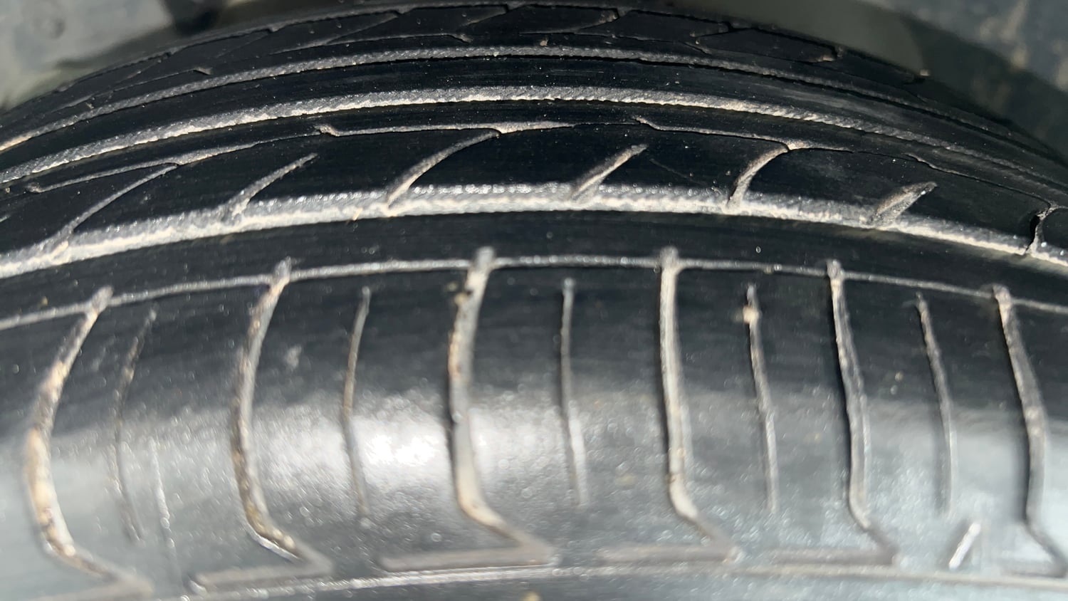 Used 2016 Ford Figo Titanium 1.5 Ti-VCT AT Petrol Automatic tyres LEFT FRONT TYRE TREAD VIEW