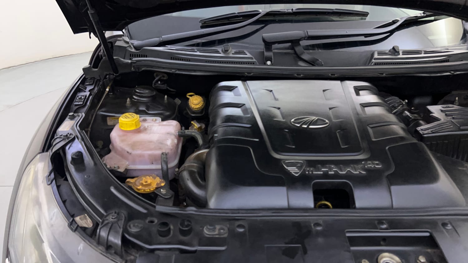 Used 2017 Mahindra XUV500 W10 AT Diesel Automatic engine ENGINE RIGHT SIDE HINGE & APRON VIEW