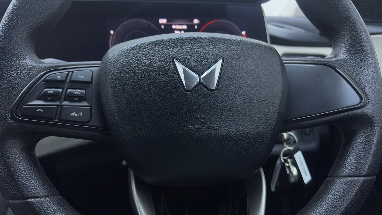 Used 2022 Mahindra XUV700 AX 5 Petrol AT 5 STR Petrol Automatic top_features Airbags