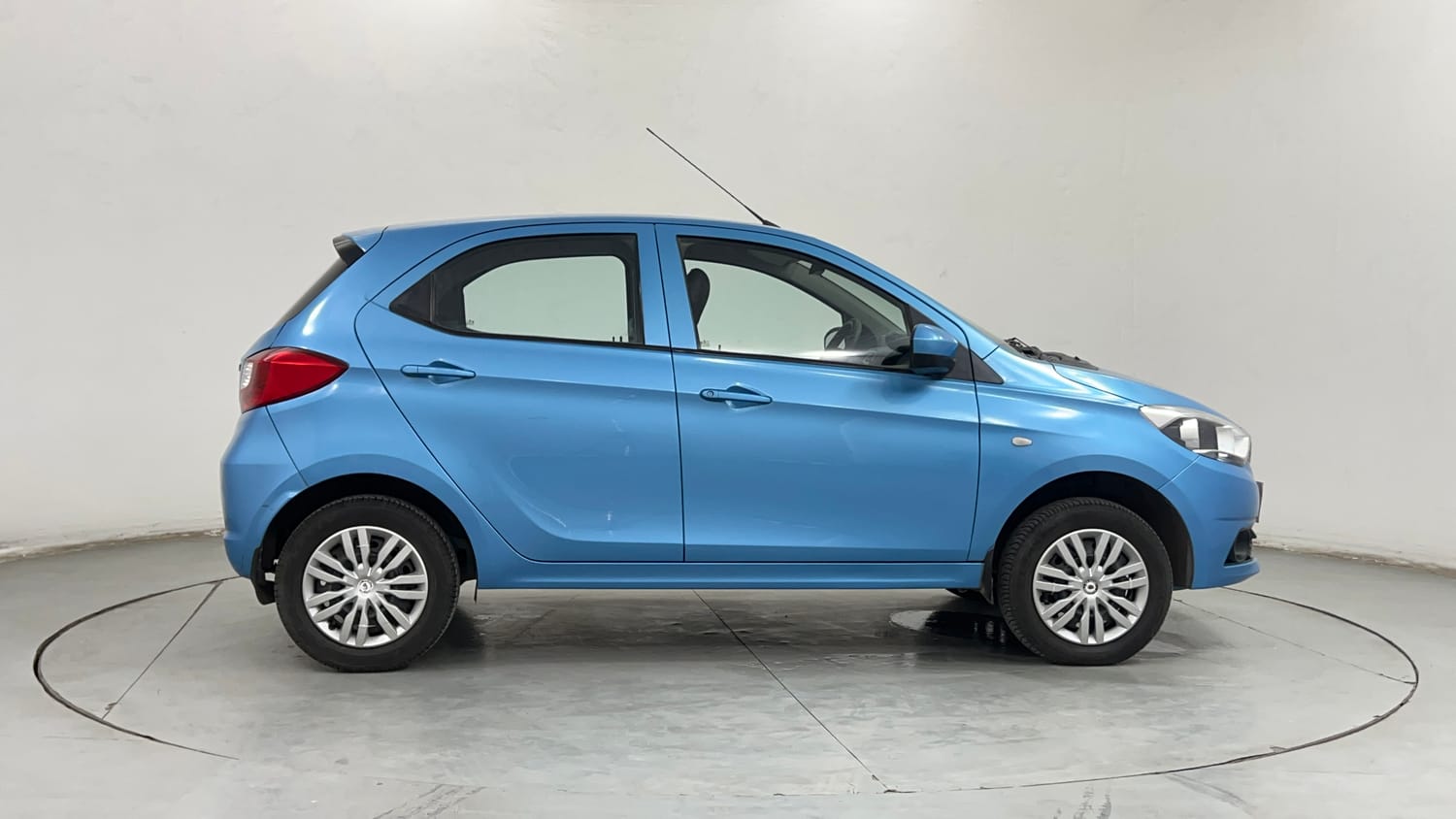 Used 2017 Tata Tiago Revotron XT Petrol Manual exterior RIGHT SIDE VIEW