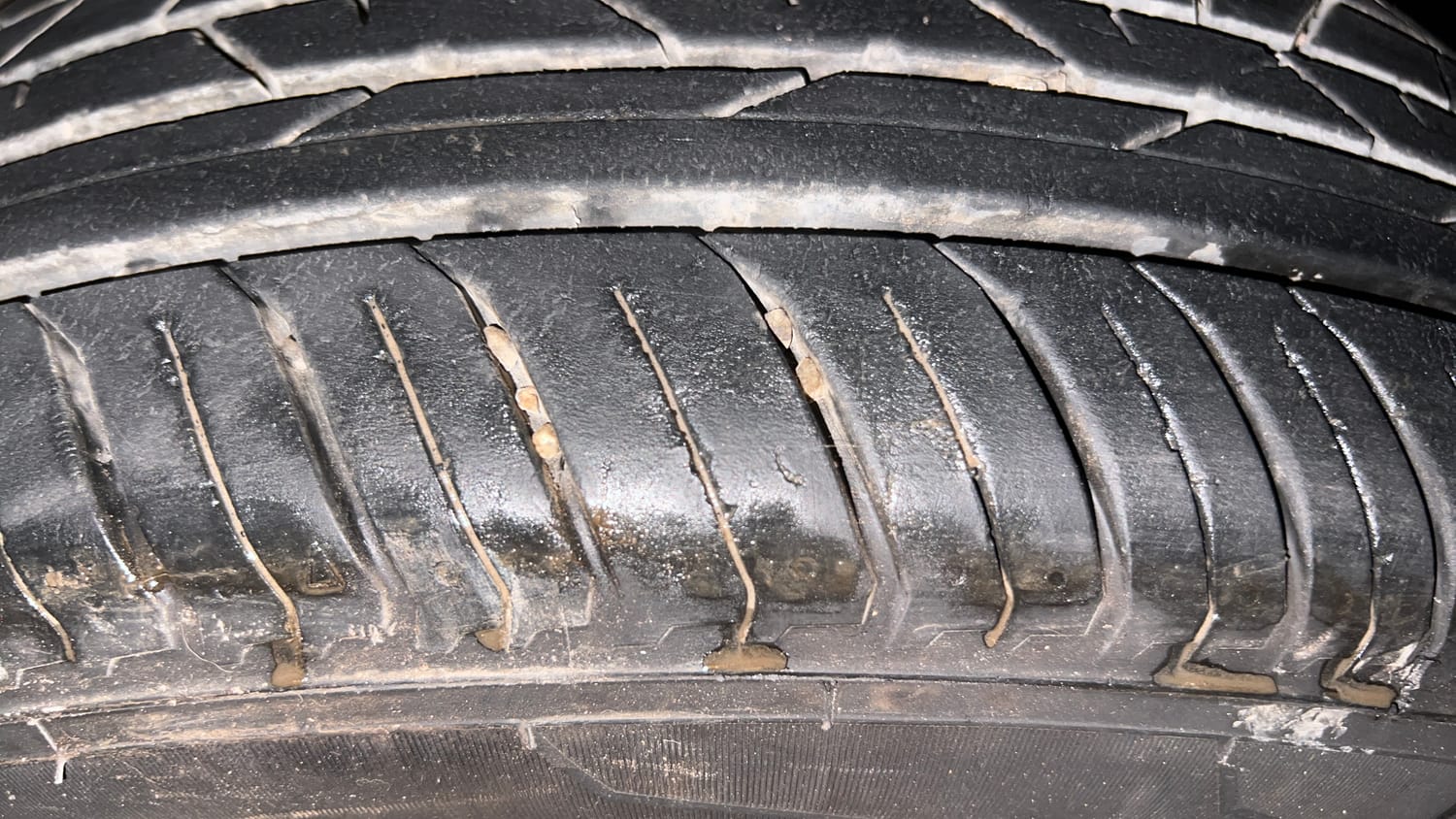 Used 2024 Nissan Magnite XL AMT Petrol Automatic tyres RIGHT FRONT TYRE TREAD VIEW
