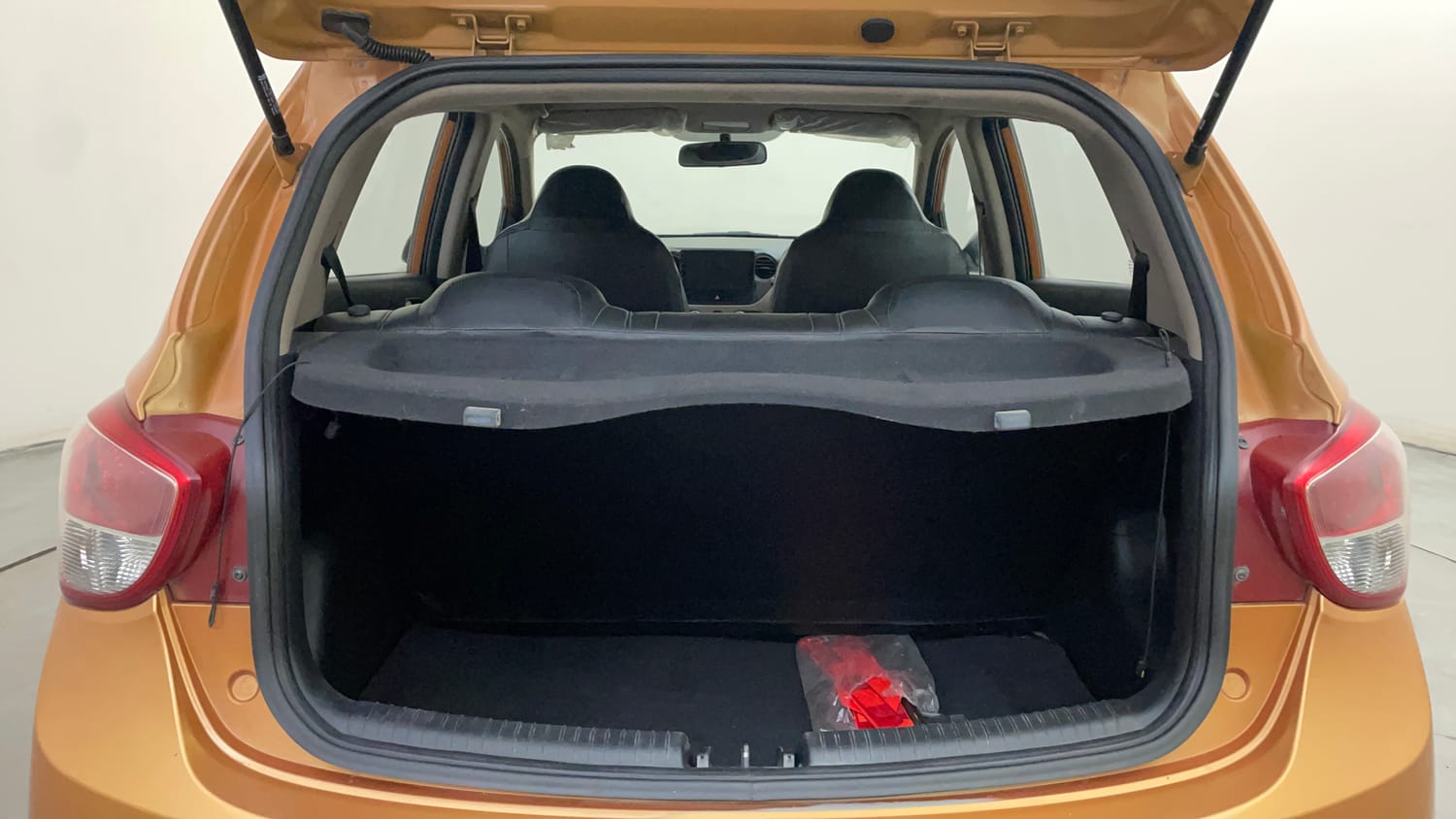 Used 2015 Hyundai Grand i10 Sportz 1.2 Kappa VTVT Petrol Manual interior DICKY INSIDE VIEW