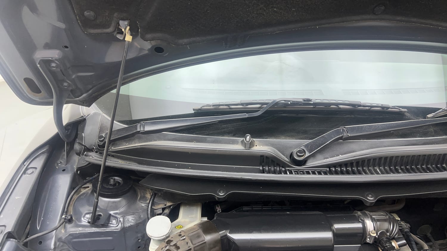 Used 2018 Maruti Suzuki Baleno Alpha 1.2 AT Petrol Automatic engine ENGINE RIGHT SIDE HINGE & APRON VIEW