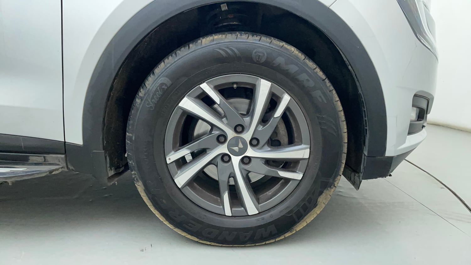 Used 2022 Mahindra XUV700 AX 5 Petrol AT 5 STR Petrol Automatic tyres RIGHT FRONT TYRE RIM VIEW