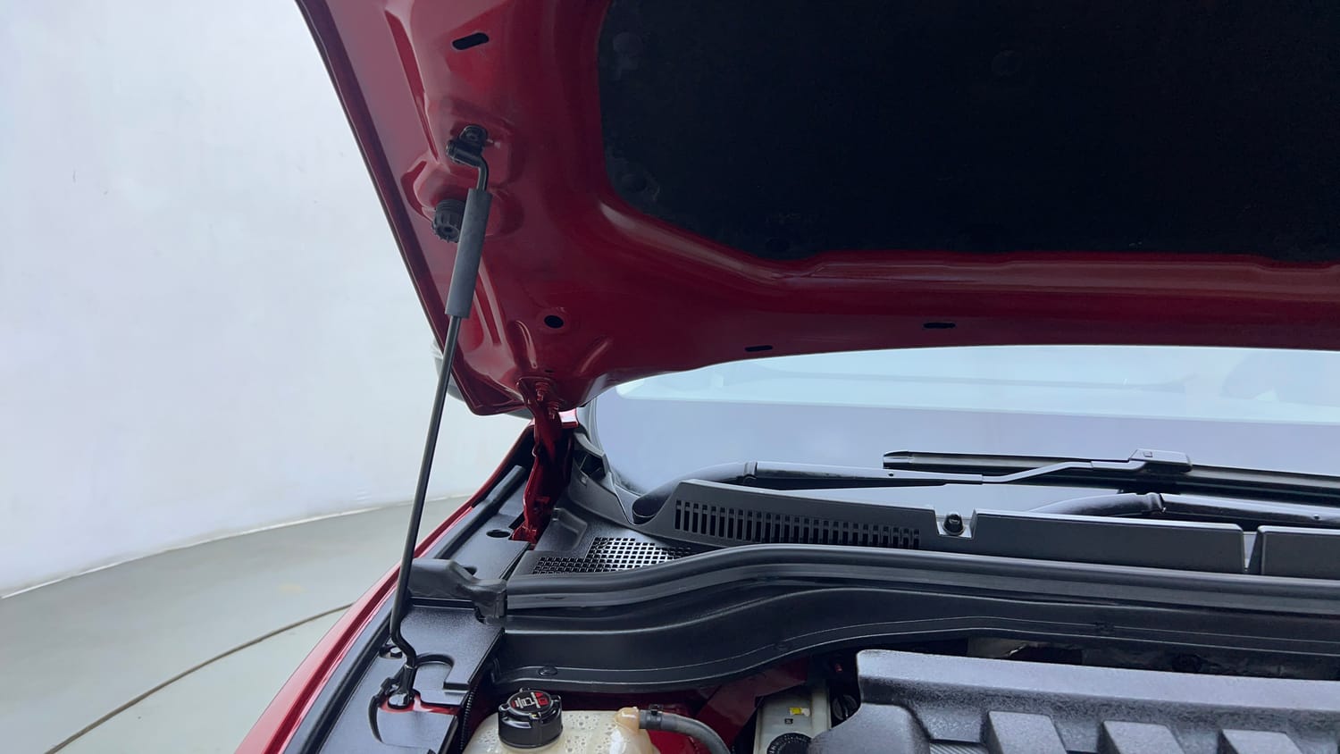 Used 2022 Mahindra XUV700 AX 5 Petrol AT 5 STR Petrol Automatic engine ENGINE RIGHT SIDE HINGE & APRON VIEW