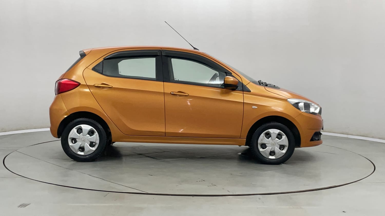 Used 2016 Tata Tiago Revotron XT Petrol Manual exterior RIGHT SIDE VIEW