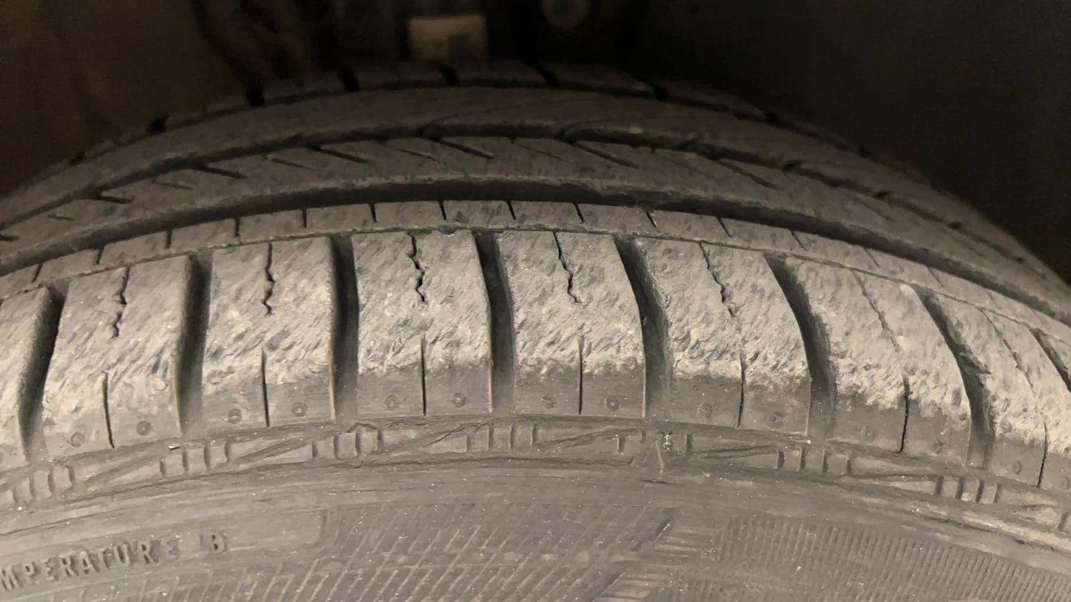 Used 2015 Volkswagen Polo Comfortline 1.2L (P) Petrol Manual tyres RIGHT FRONT TYRE TREAD VIEW