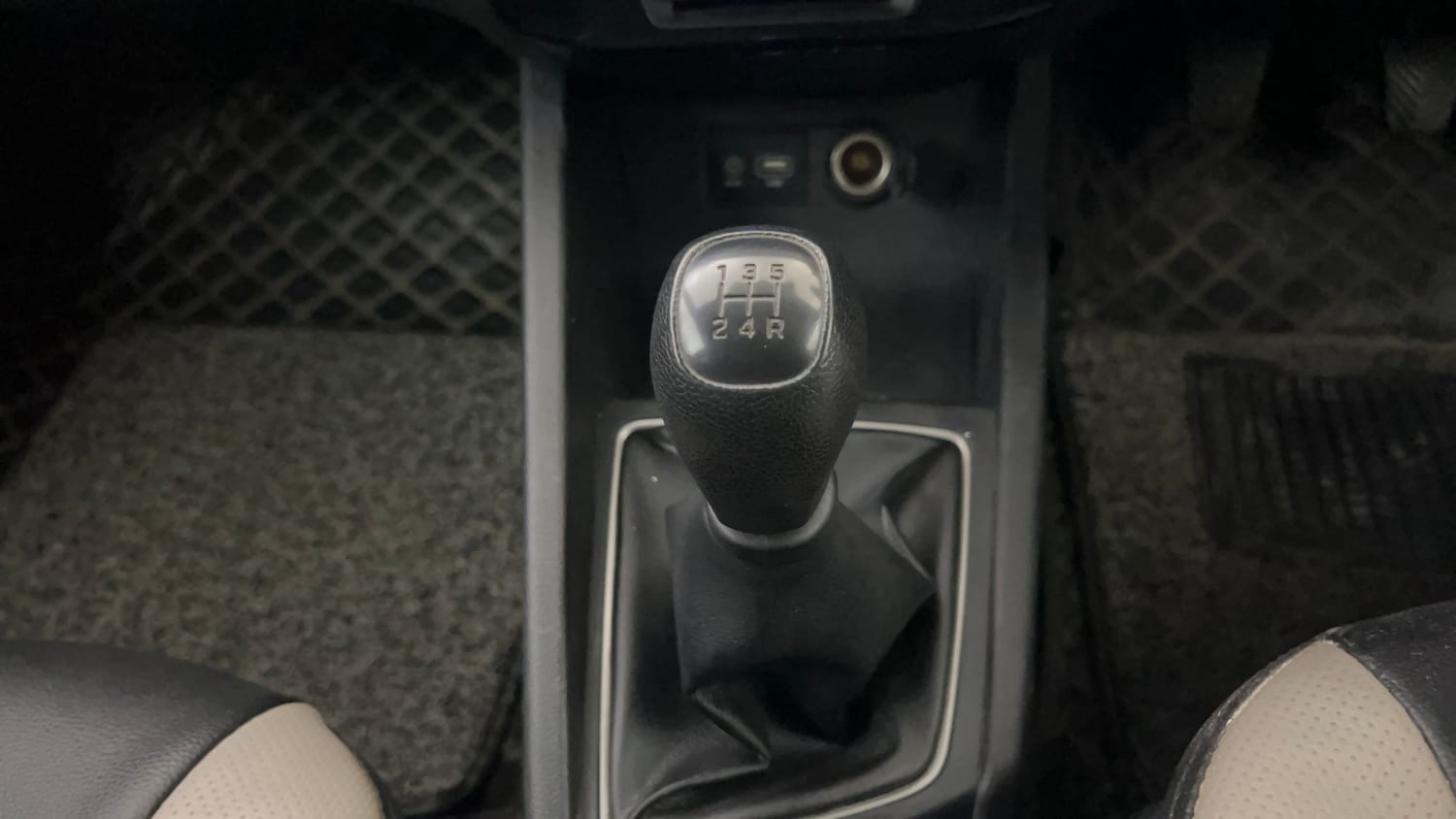 Used 2016 Hyundai Elite i20 Sportz 1.2 Petrol Manual interior GEAR  KNOB VIEW