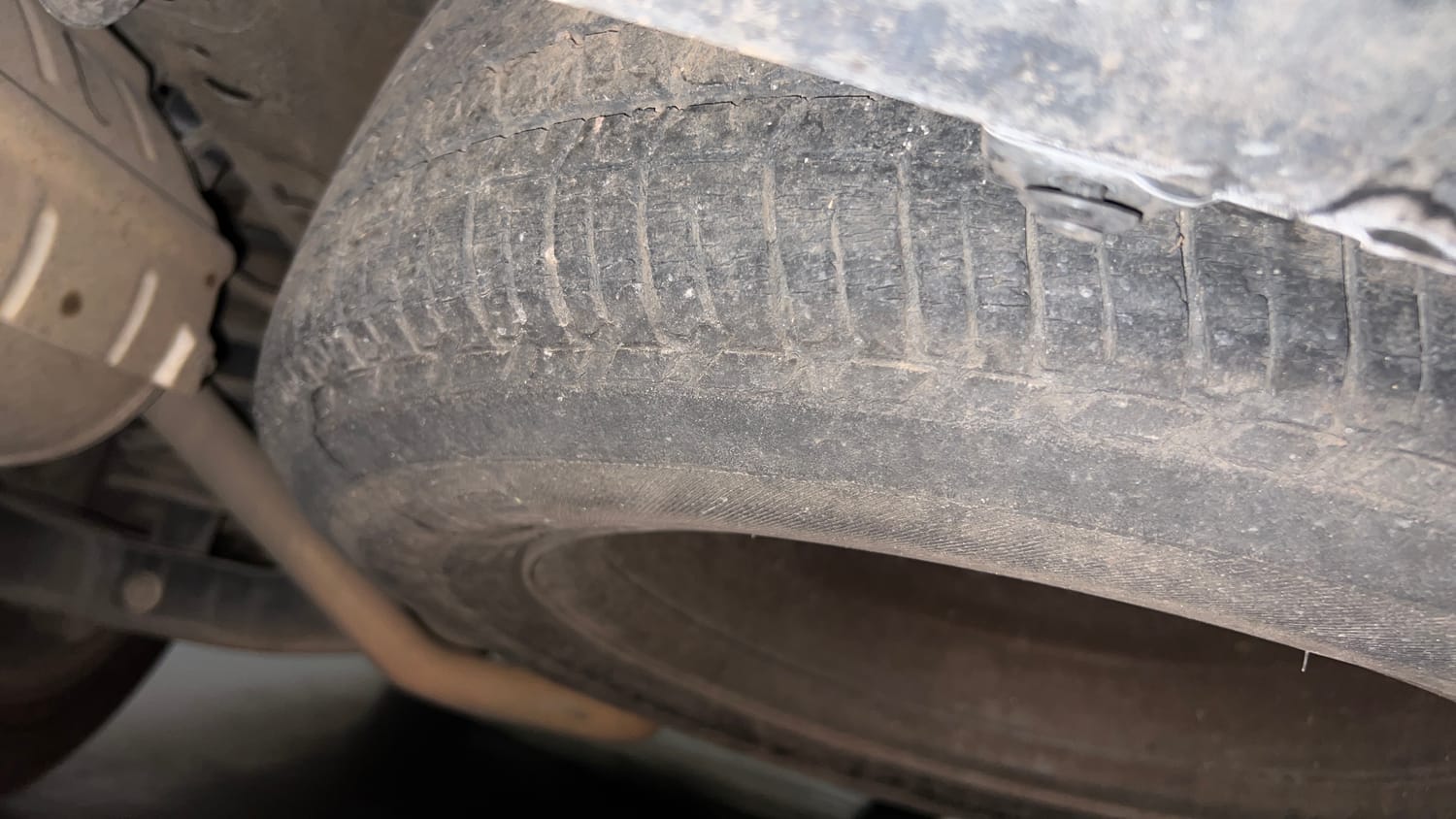 Used 2017 Mahindra XUV500 W10 AT Diesel Automatic tyres SPARE TYRE VIEW