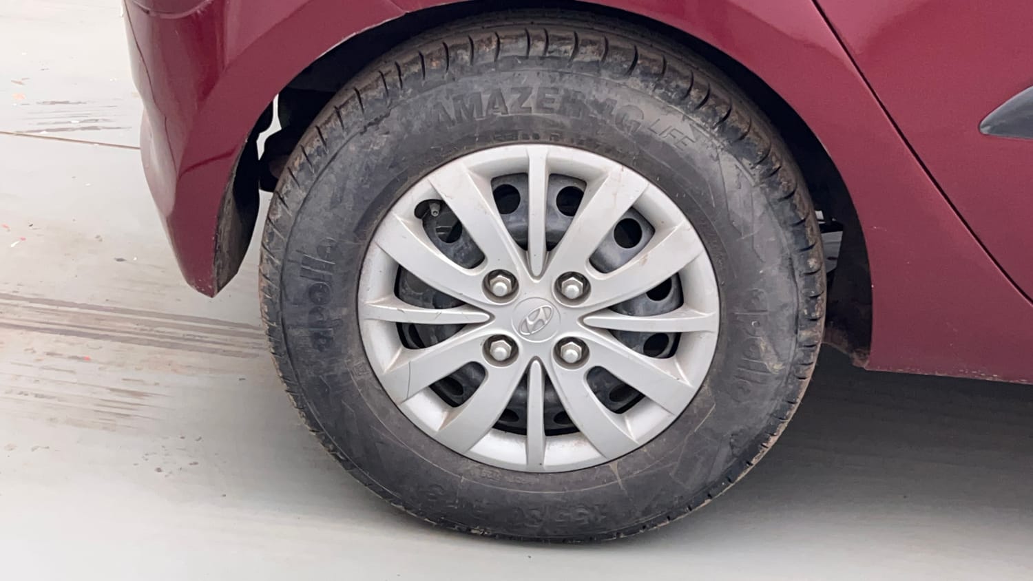Used 2016 Hyundai i10 Sportz 1.1 iRDE2 Petrol Manual tyres RIGHT REAR TYRE RIM VIEW