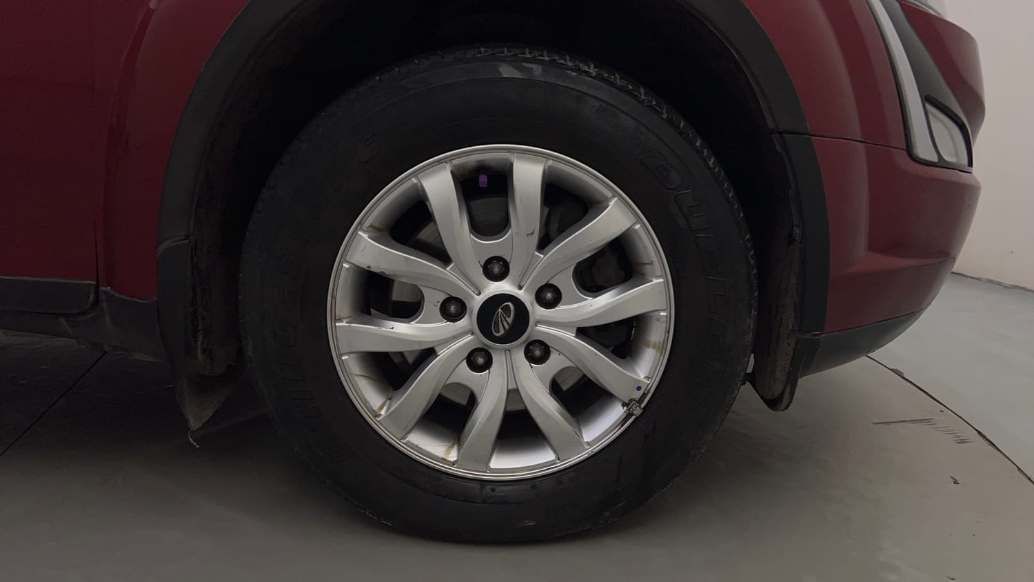 Used 2019 Mahindra XUV500 W9 AT Diesel Automatic tyres RIGHT FRONT TYRE RIM VIEW