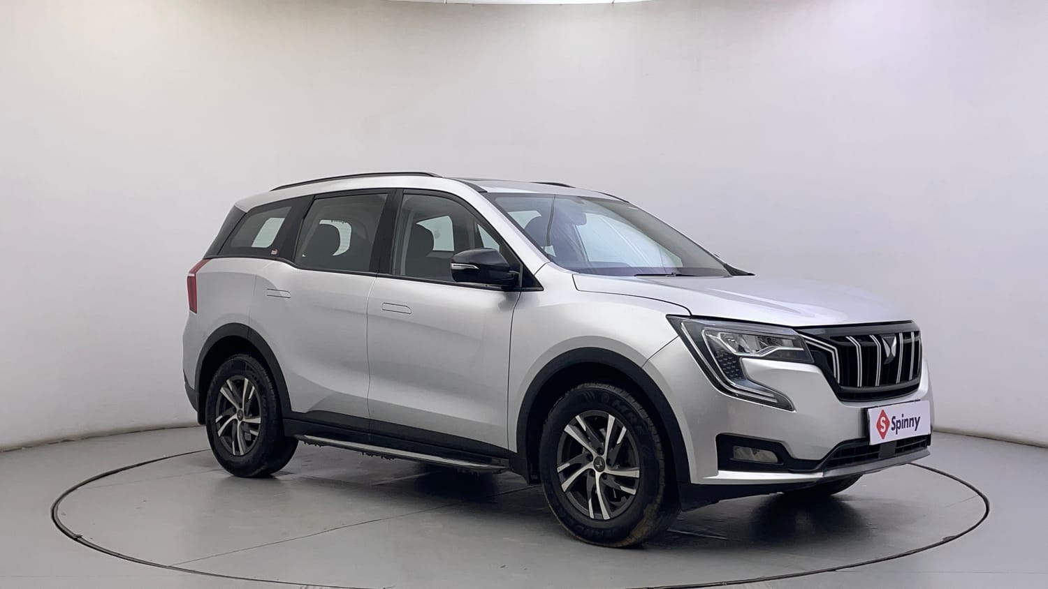 Used 2022 Mahindra XUV700 AX 5 Petrol AT 5 STR Petrol Automatic exterior RIGHT FRONT CORNER VIEW