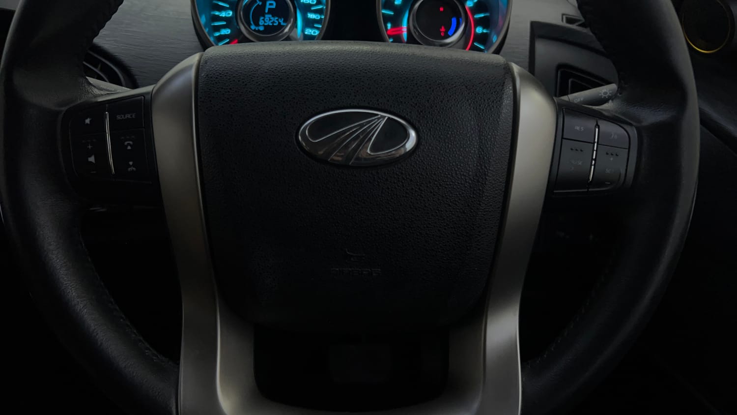 Used 2019 Mahindra XUV500 W9 AT Diesel Automatic top_features Airbags