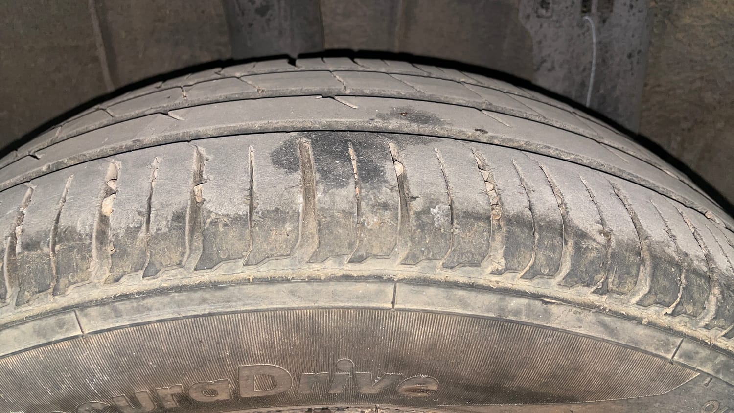 Used 2021 Renault Triber RXZ EASY-R AMT Petrol Automatic tyres RIGHT REAR TYRE TREAD VIEW