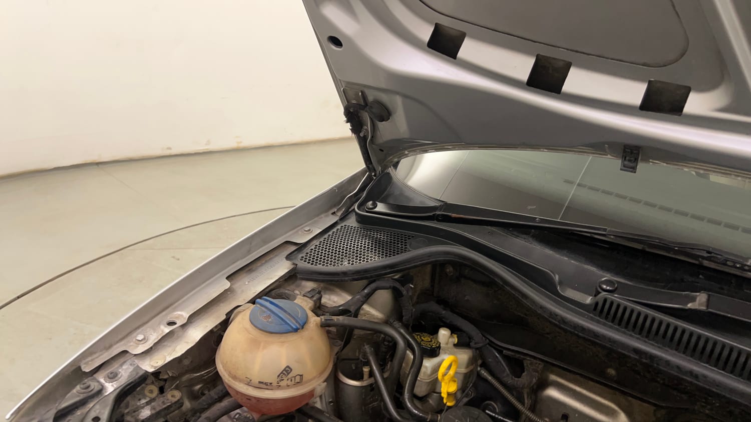 Used 2015 Volkswagen Polo Comfortline 1.2L (P) Petrol Manual engine ENGINE RIGHT SIDE HINGE & APRON VIEW