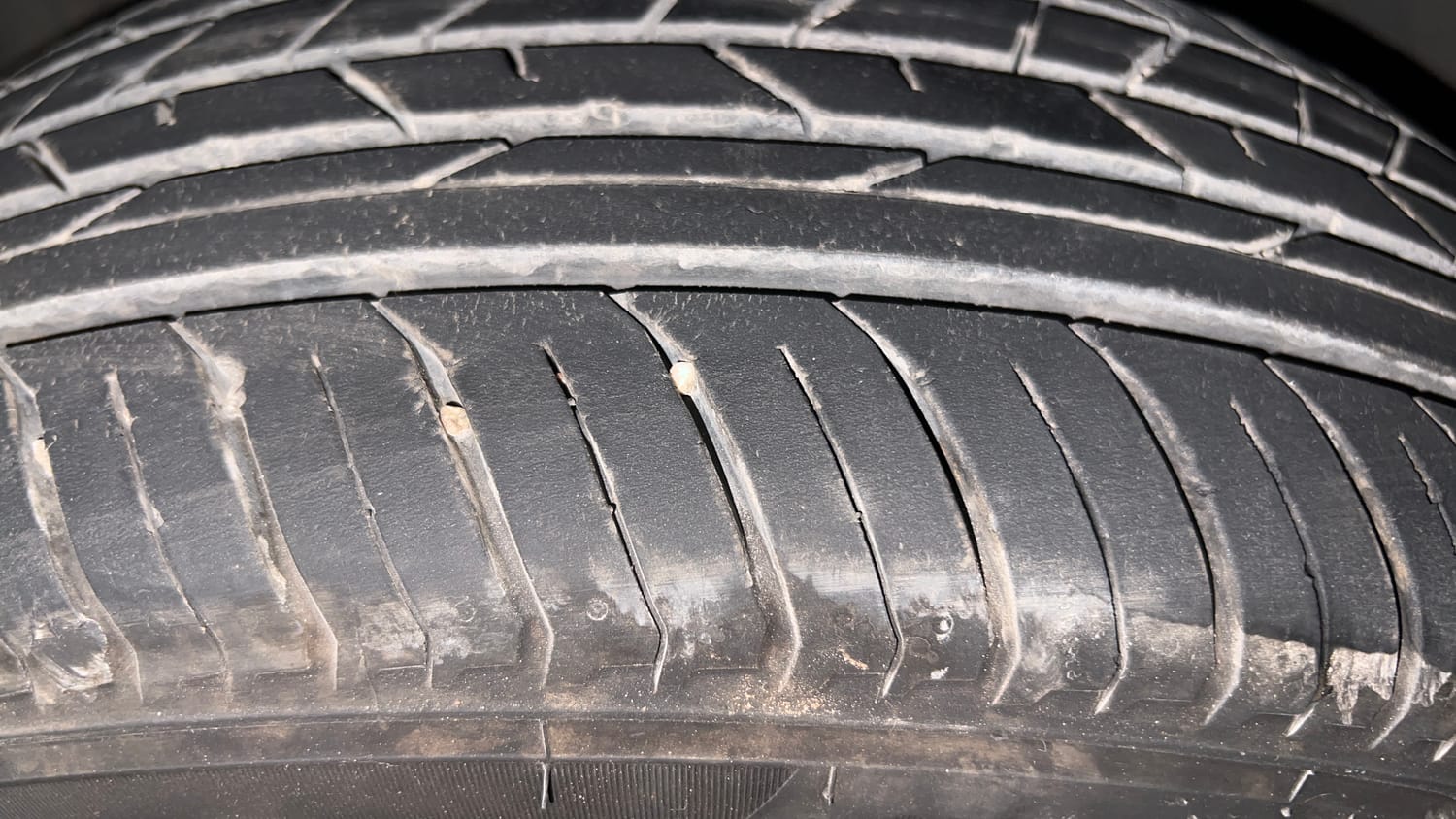 Used 2024 Nissan Magnite XL AMT Petrol Automatic tyres LEFT FRONT TYRE TREAD VIEW