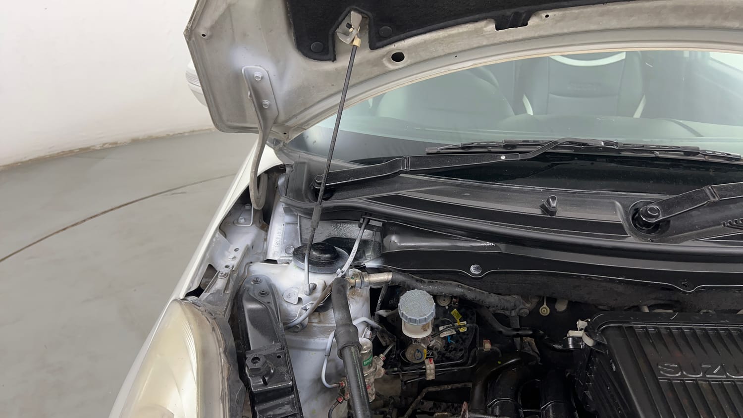 Used 2013 Maruti Suzuki Swift VXi Petrol Manual engine ENGINE RIGHT SIDE HINGE & APRON VIEW