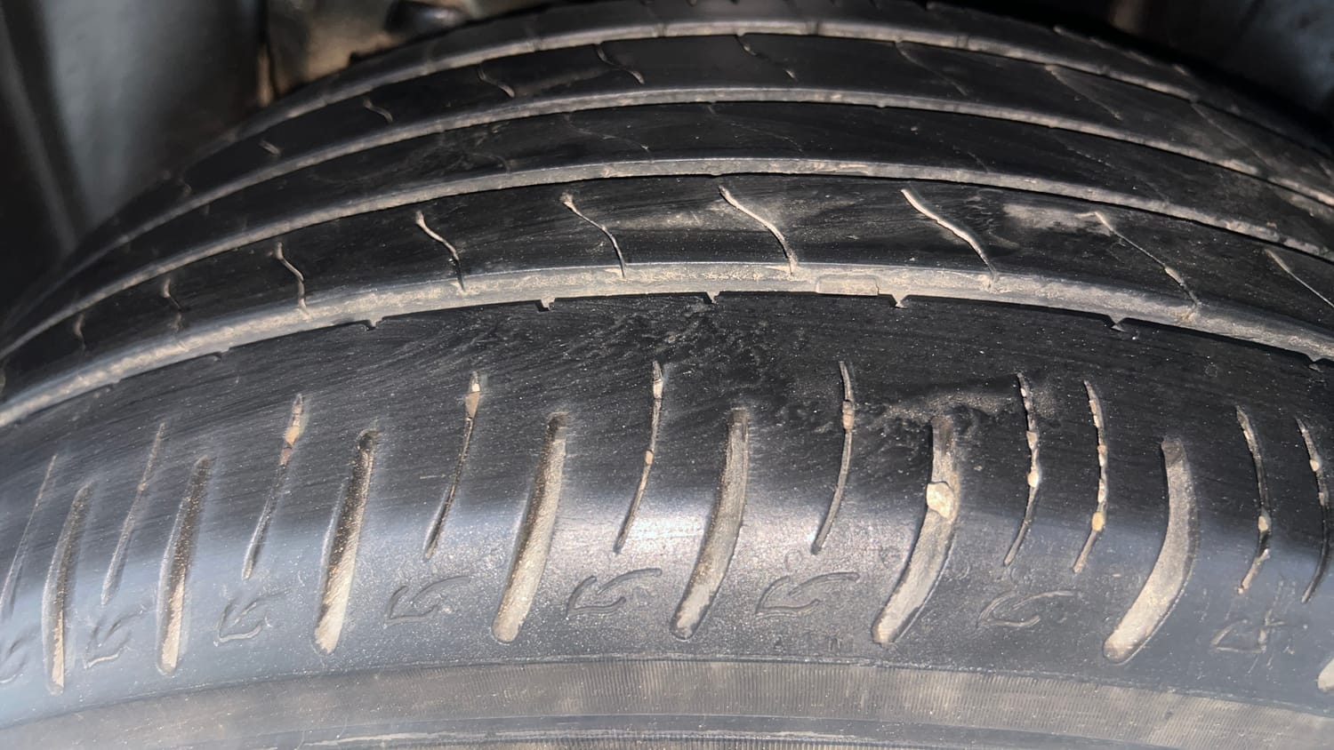 Used 2021 Mahindra XUV 300 W8 1.2 Petrol Petrol Manual tyres LEFT REAR TYRE TREAD VIEW