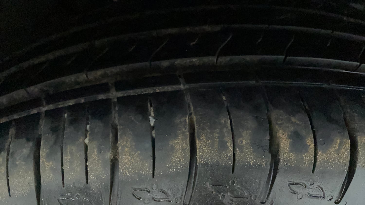 Used 2022 Mahindra XUV700 AX 5 Petrol AT 5 STR Petrol Automatic tyres RIGHT REAR TYRE TREAD VIEW
