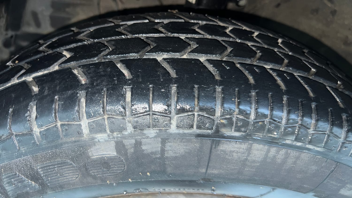 Used 2015 Maruti Suzuki Swift VXi Petrol Manual tyres LEFT FRONT TYRE TREAD VIEW