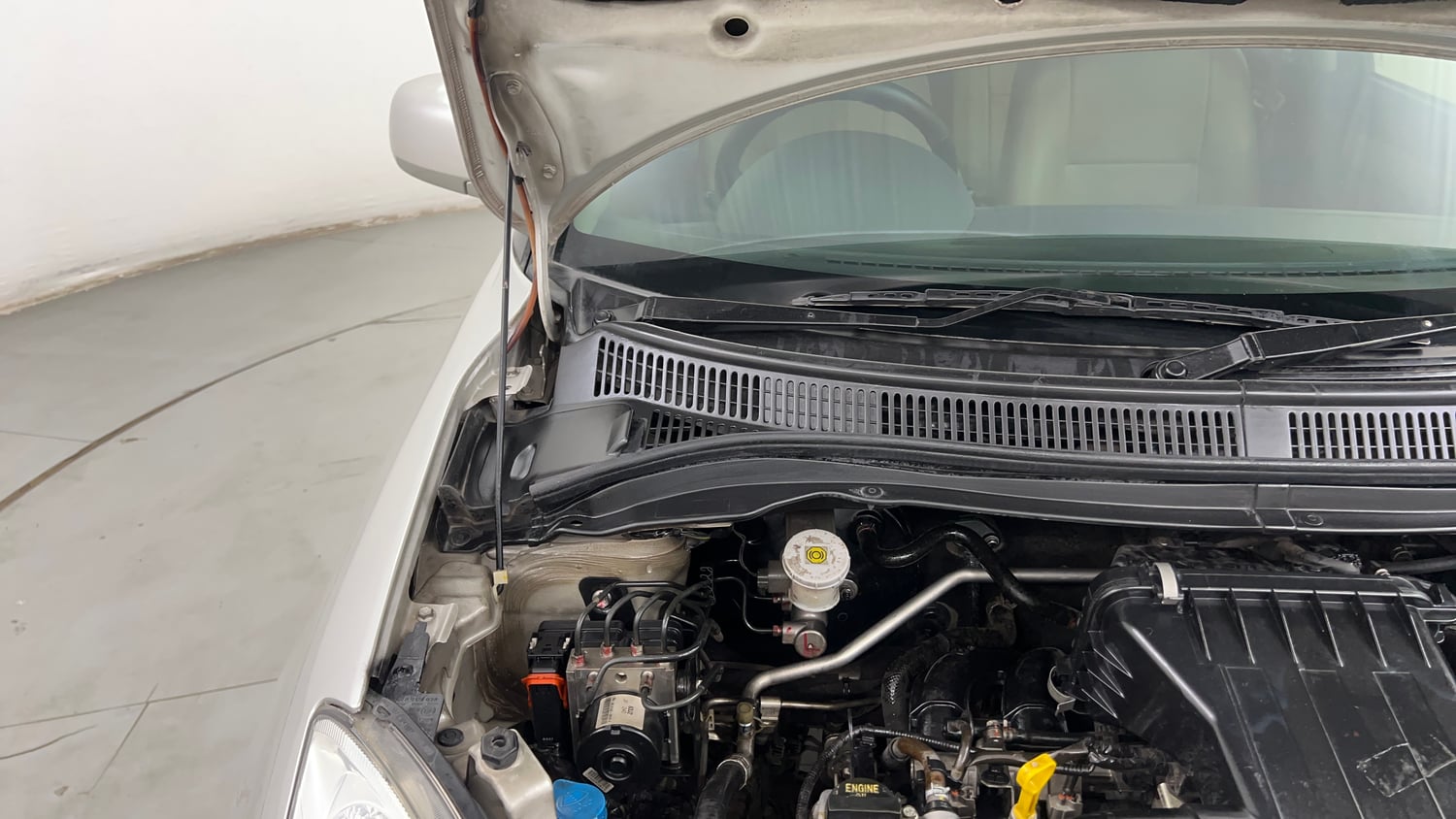 Used 2012 Maruti Suzuki Swift Dzire ZXi 1.2 BS-IV Petrol Manual engine ENGINE RIGHT SIDE HINGE & APRON VIEW