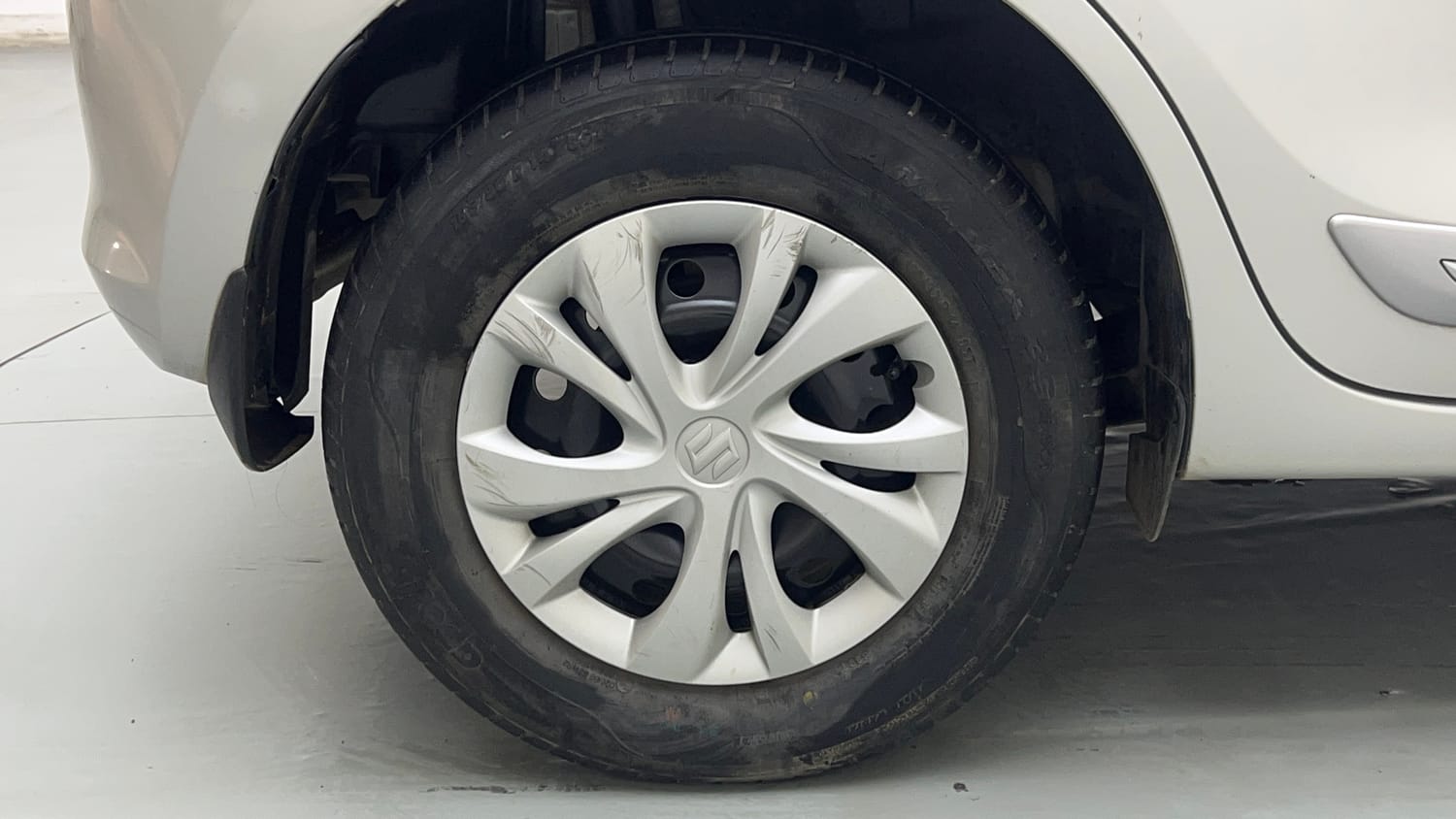 Used 2022 Maruti Suzuki Swift VXi Petrol Manual tyres RIGHT REAR TYRE RIM VIEW