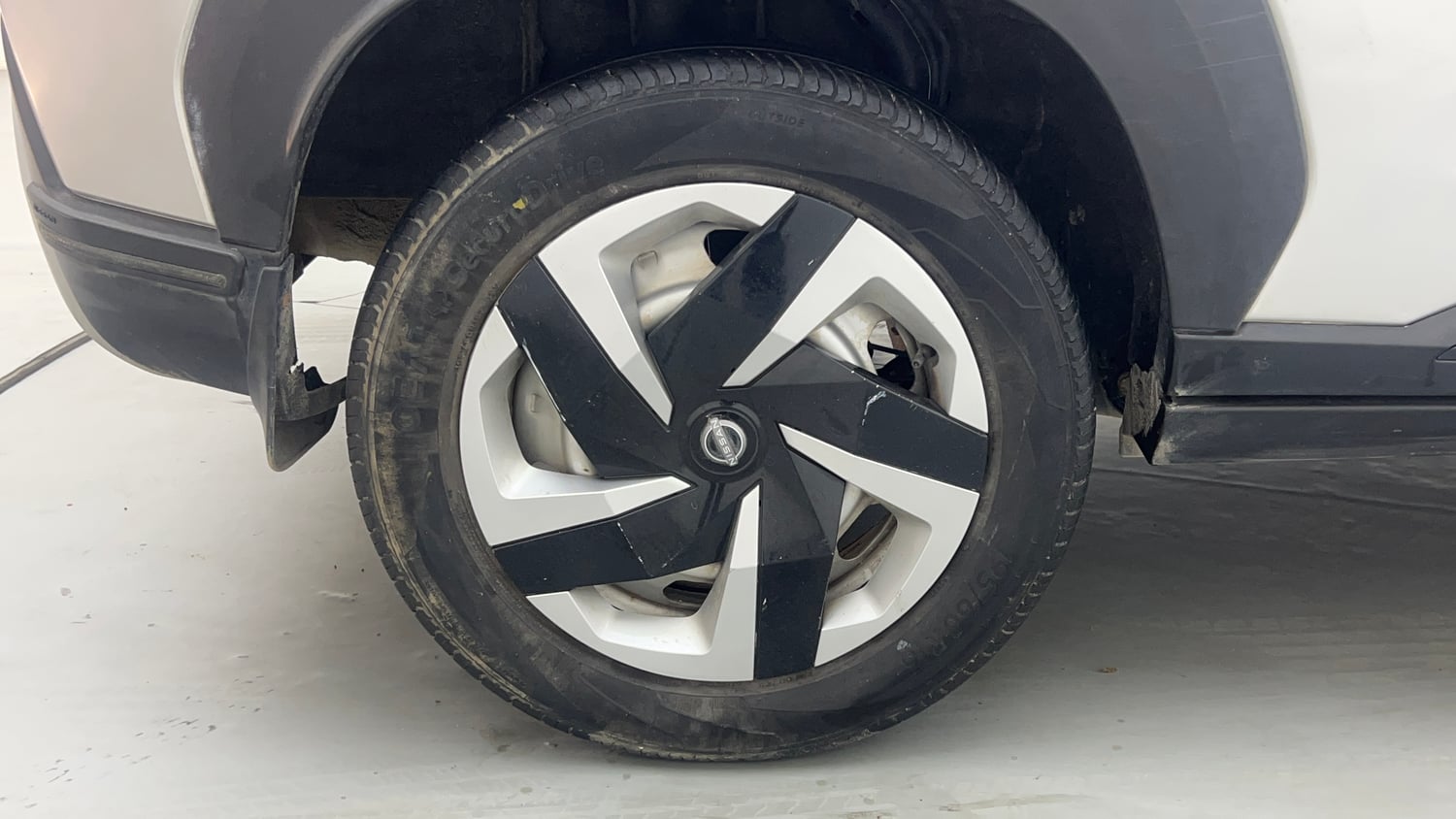Used 2021 Nissan Magnite XE Petrol Manual tyres RIGHT REAR TYRE RIM VIEW