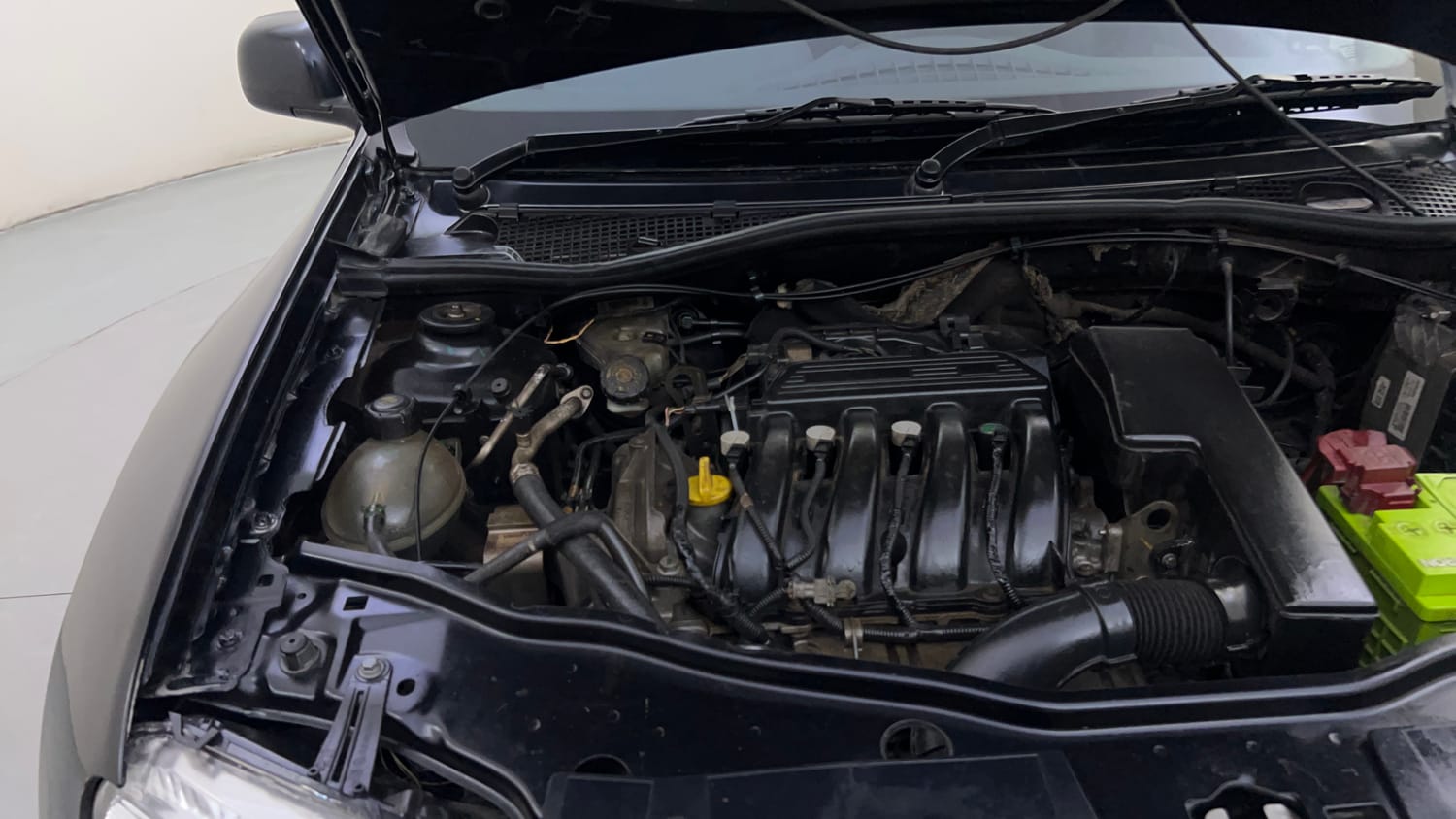 Used 2015 Renault Duster RxL Petrol Petrol Manual engine ENGINE RIGHT SIDE HINGE & APRON VIEW