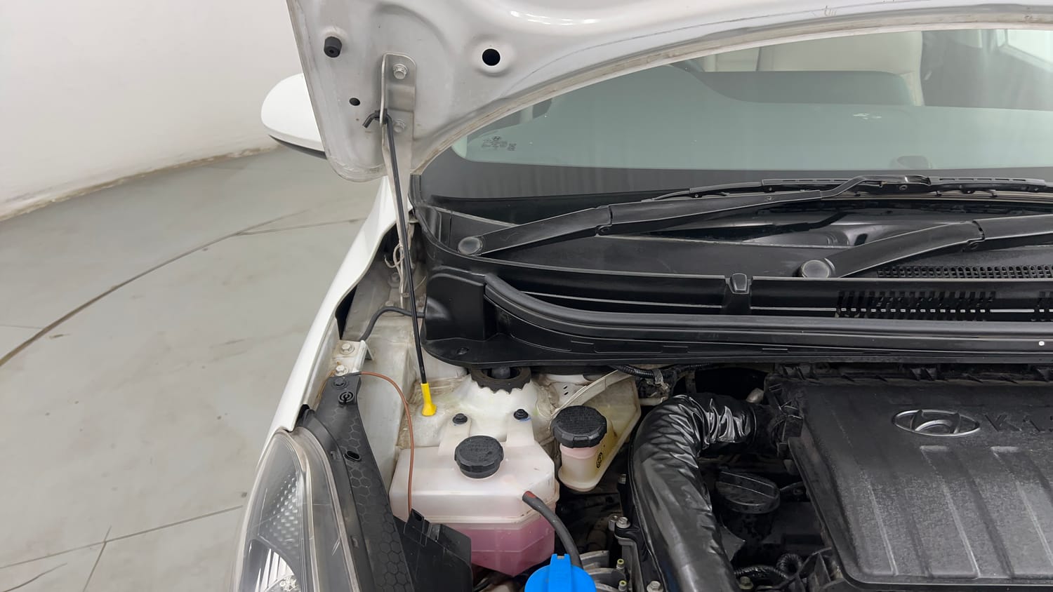 Used 2021 Hyundai Aura S 1.2 CNG Cng Manual engine ENGINE RIGHT SIDE HINGE & APRON VIEW