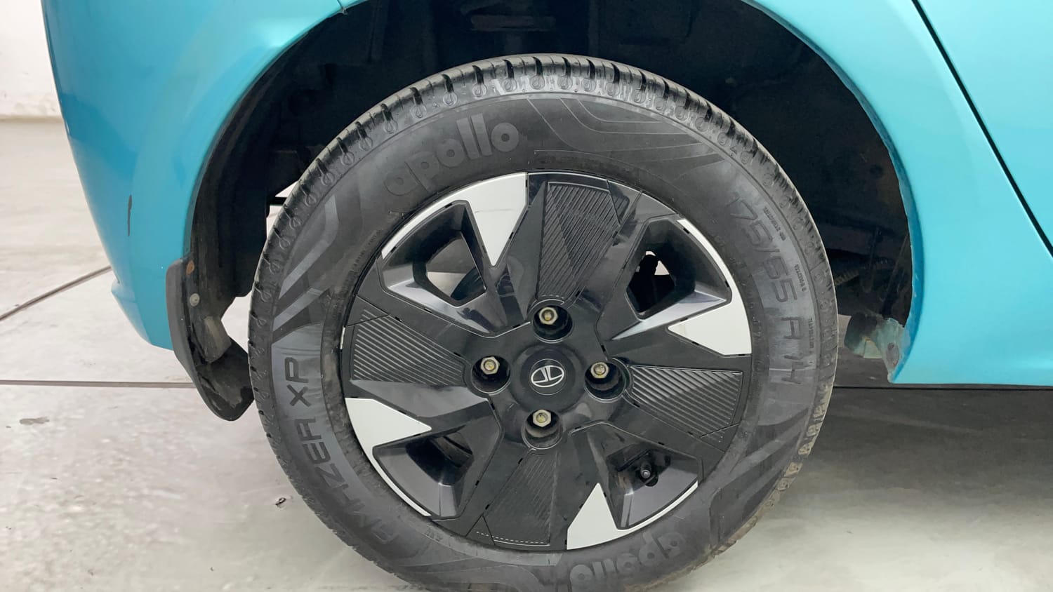 Used 2025 Tata Tiago XT Petrol Manual tyres RIGHT REAR TYRE RIM VIEW